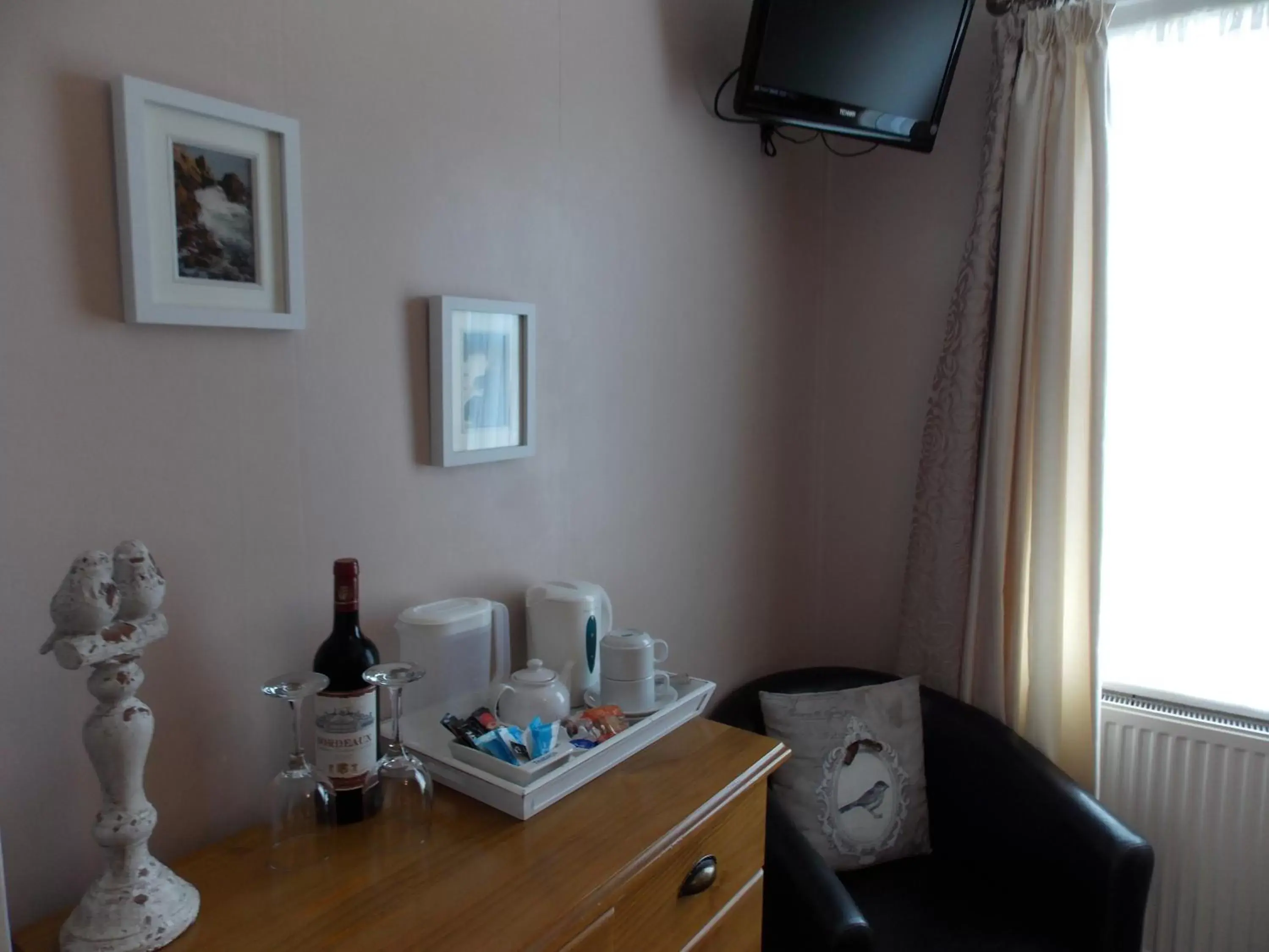 Coffee/tea facilities, TV/Entertainment Center in Chiverton House Guest Accommodation