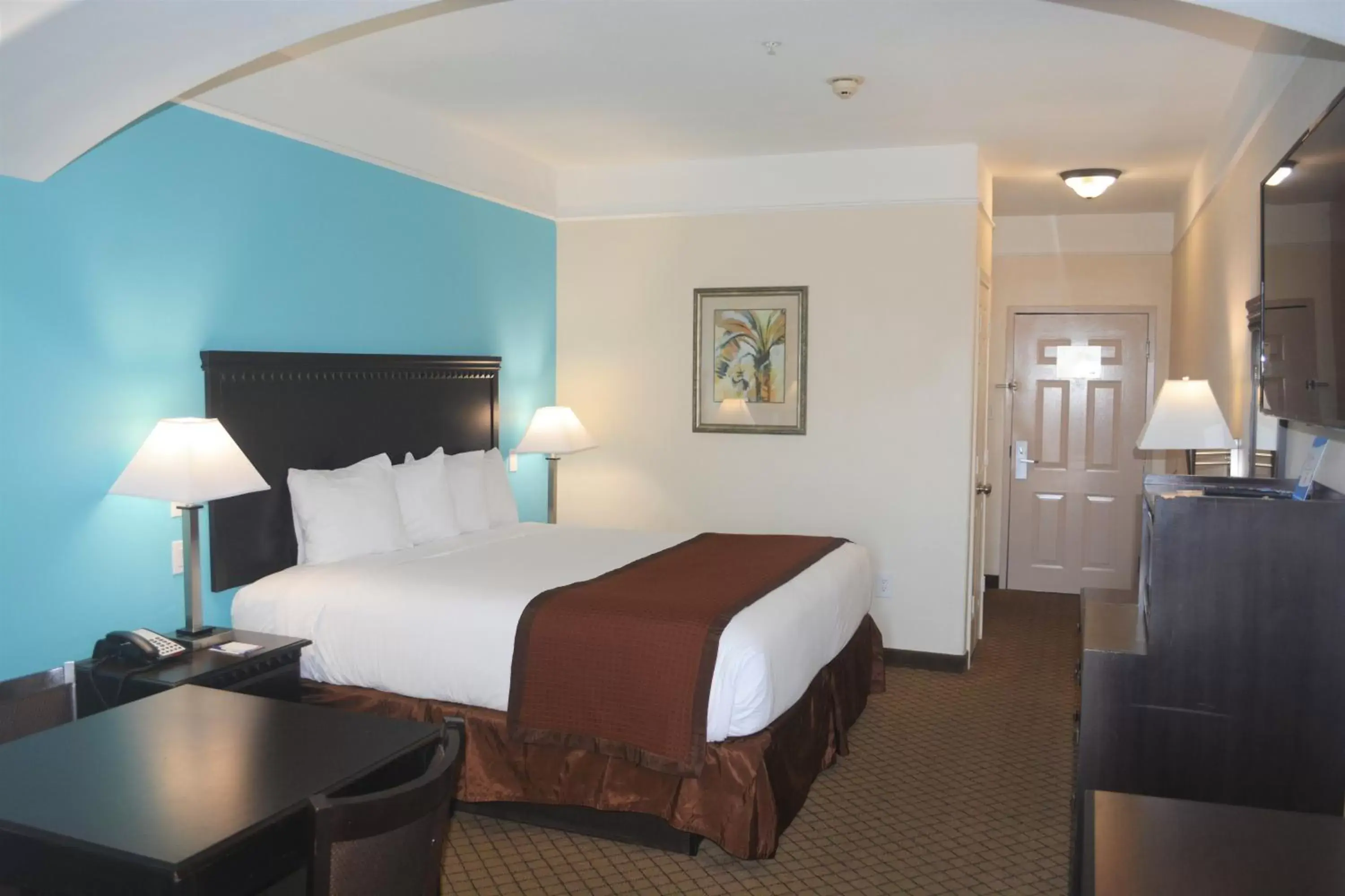 Photo of the whole room, Bed in Baymont by Wyndham Galveston