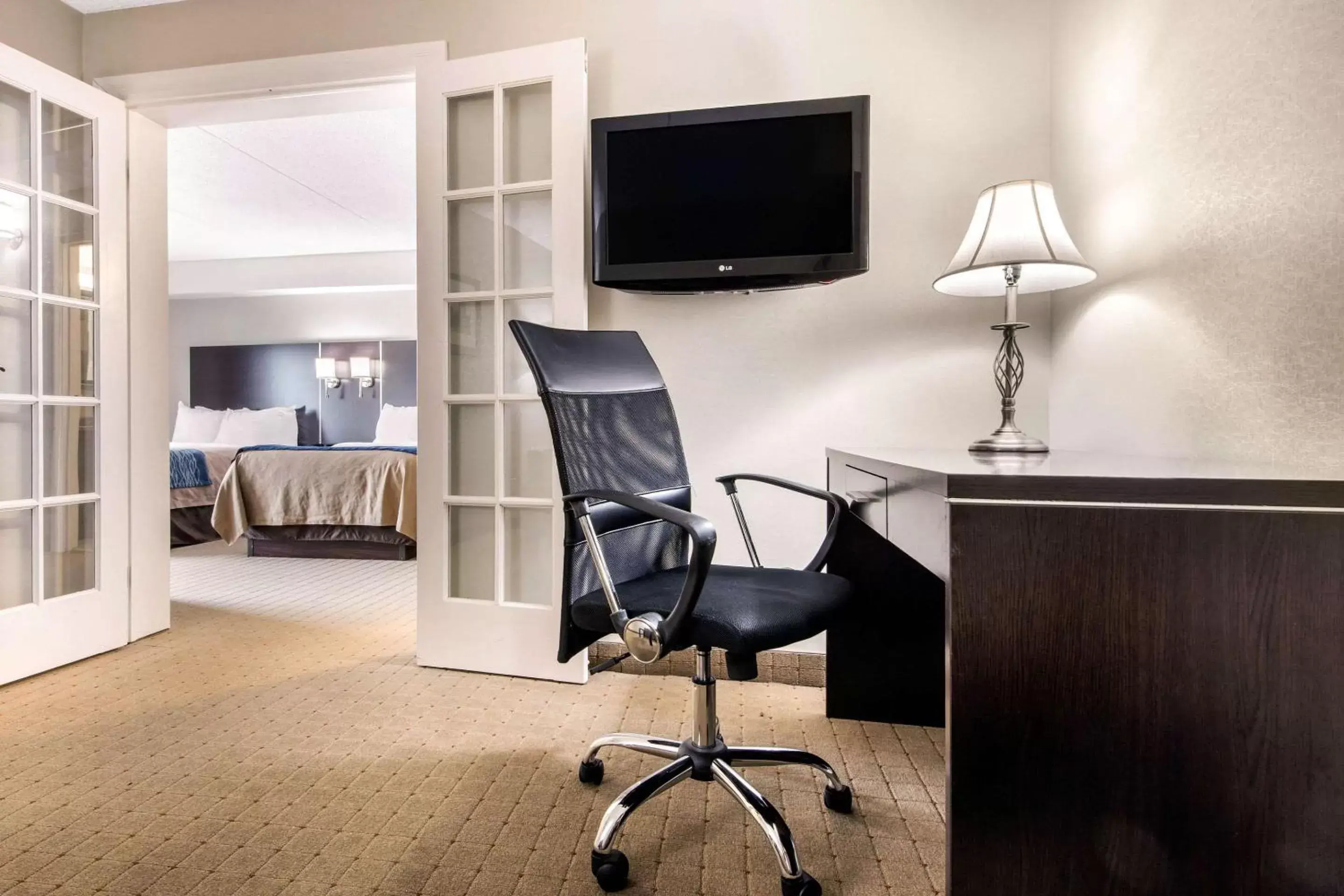 Photo of the whole room, TV/Entertainment Center in Comfort Inn Airport West