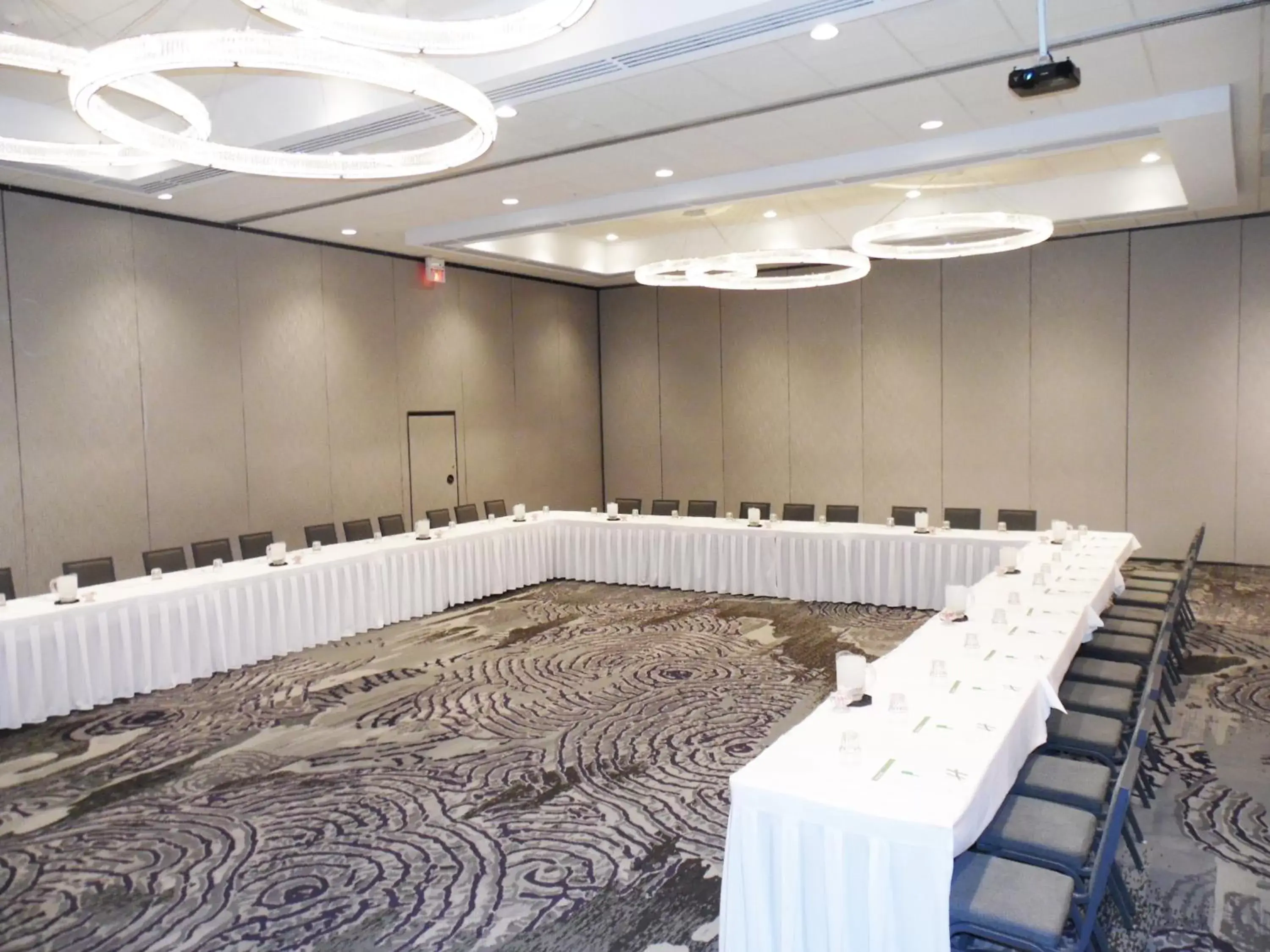 Meeting/conference room in Holiday Inn Chicago Nw Crystal Lk Conv Ctr, an IHG Hotel