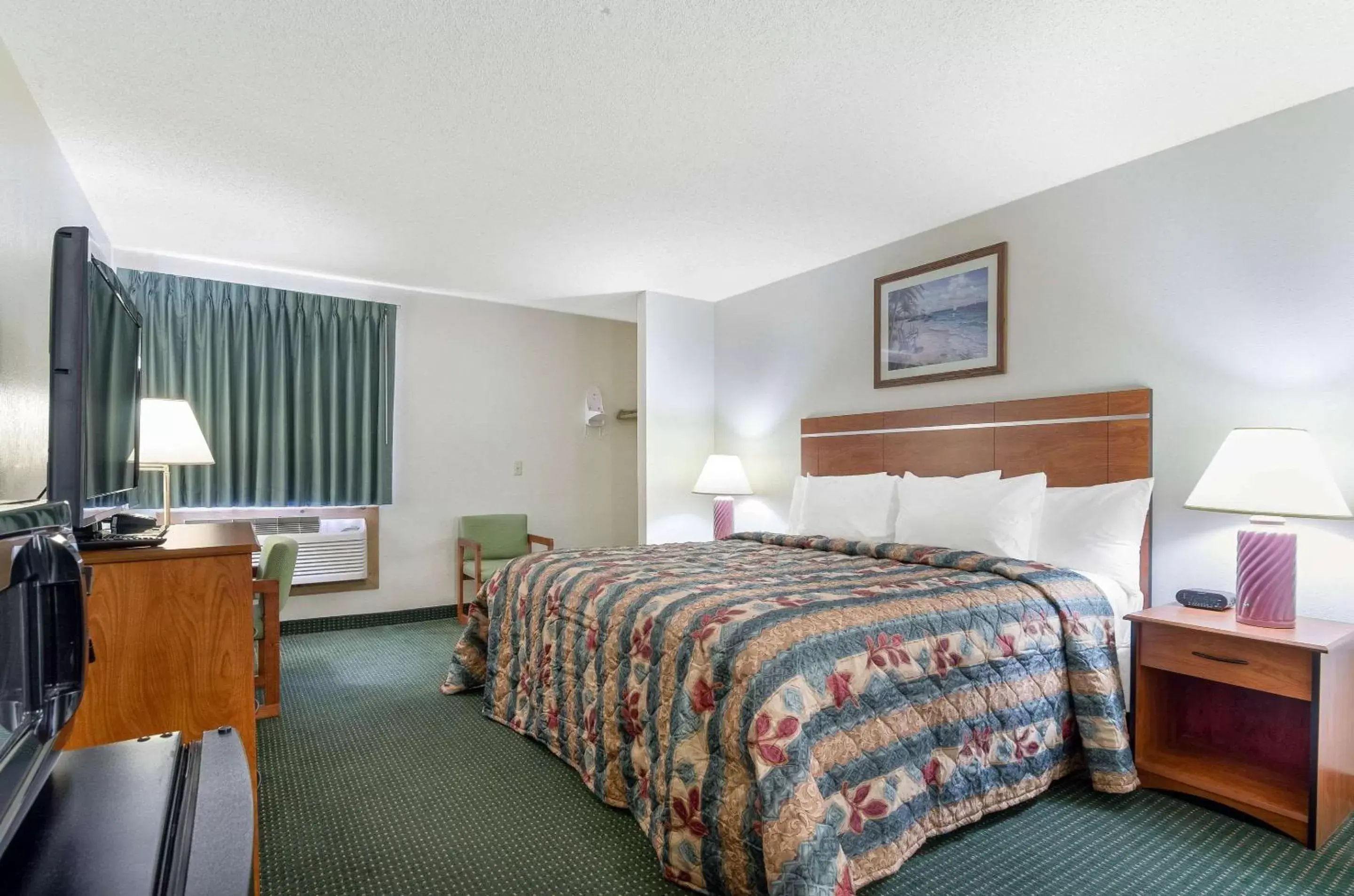 Photo of the whole room, Bed in Econo Lodge Emporia
