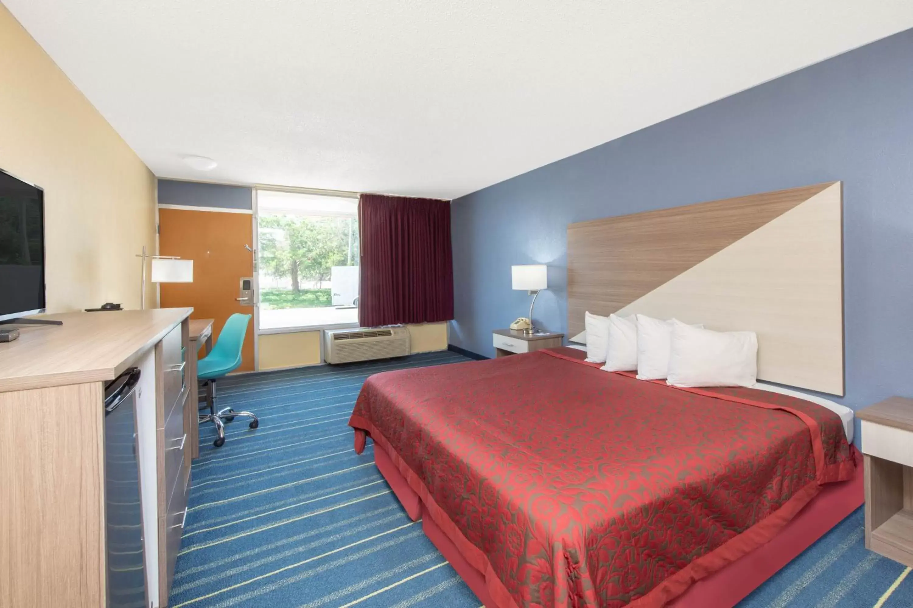 Bed in Days Inn by Wyndham Salem