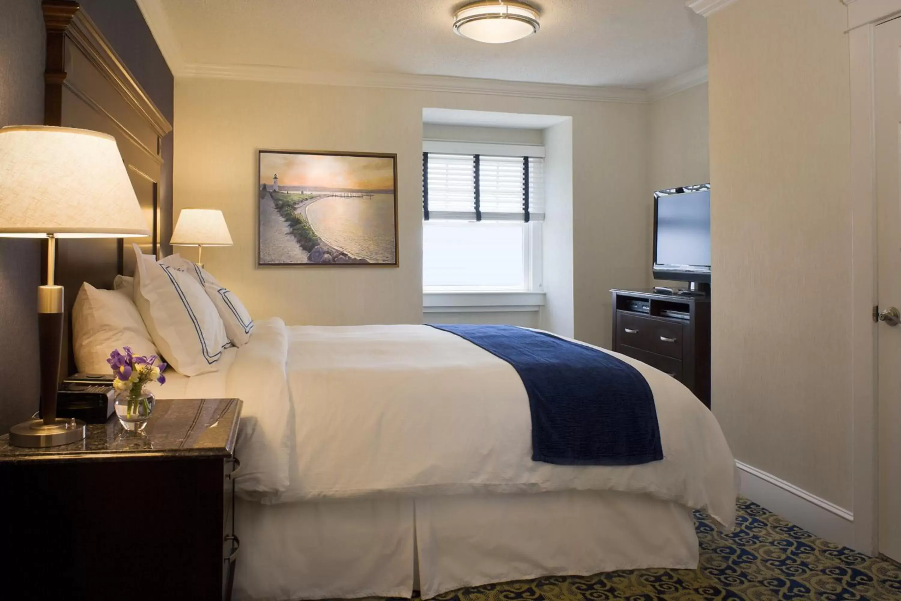 Bed in Newport Beach Hotel & Suites