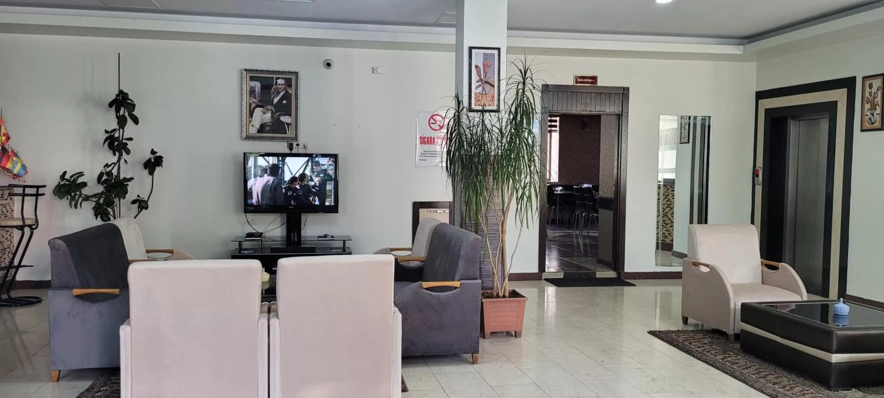 Communal lounge/ TV room in Güngören Hotel