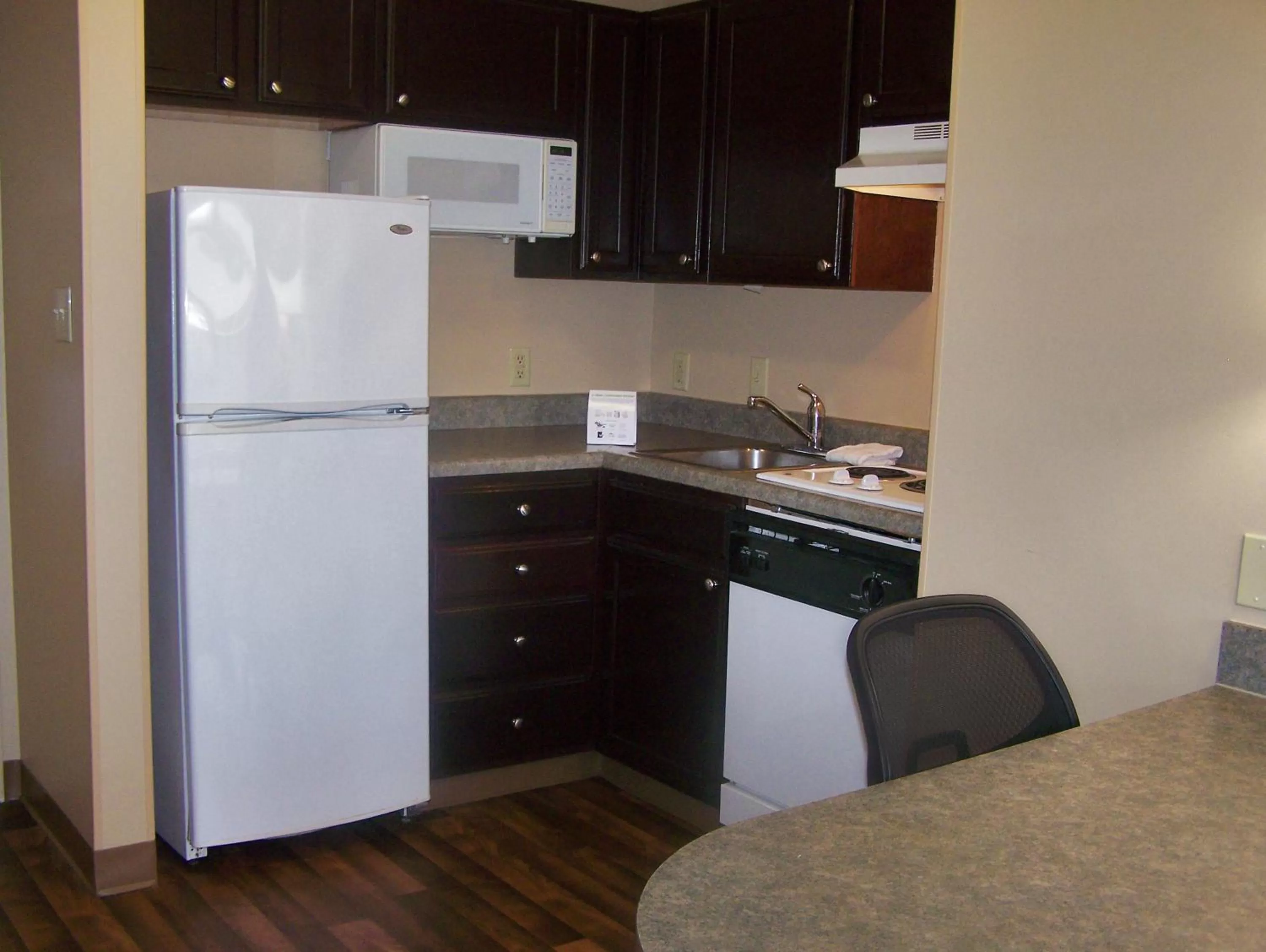 Kitchen or kitchenette in Extended Stay America Select Suites - Orlando - Maitland - Summit Tower Blvd