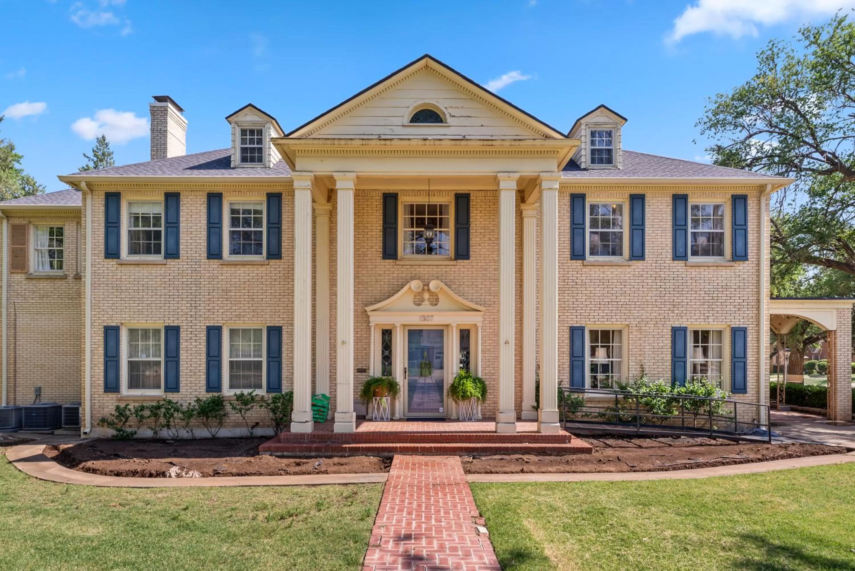 Property Building in Presidents House B & B