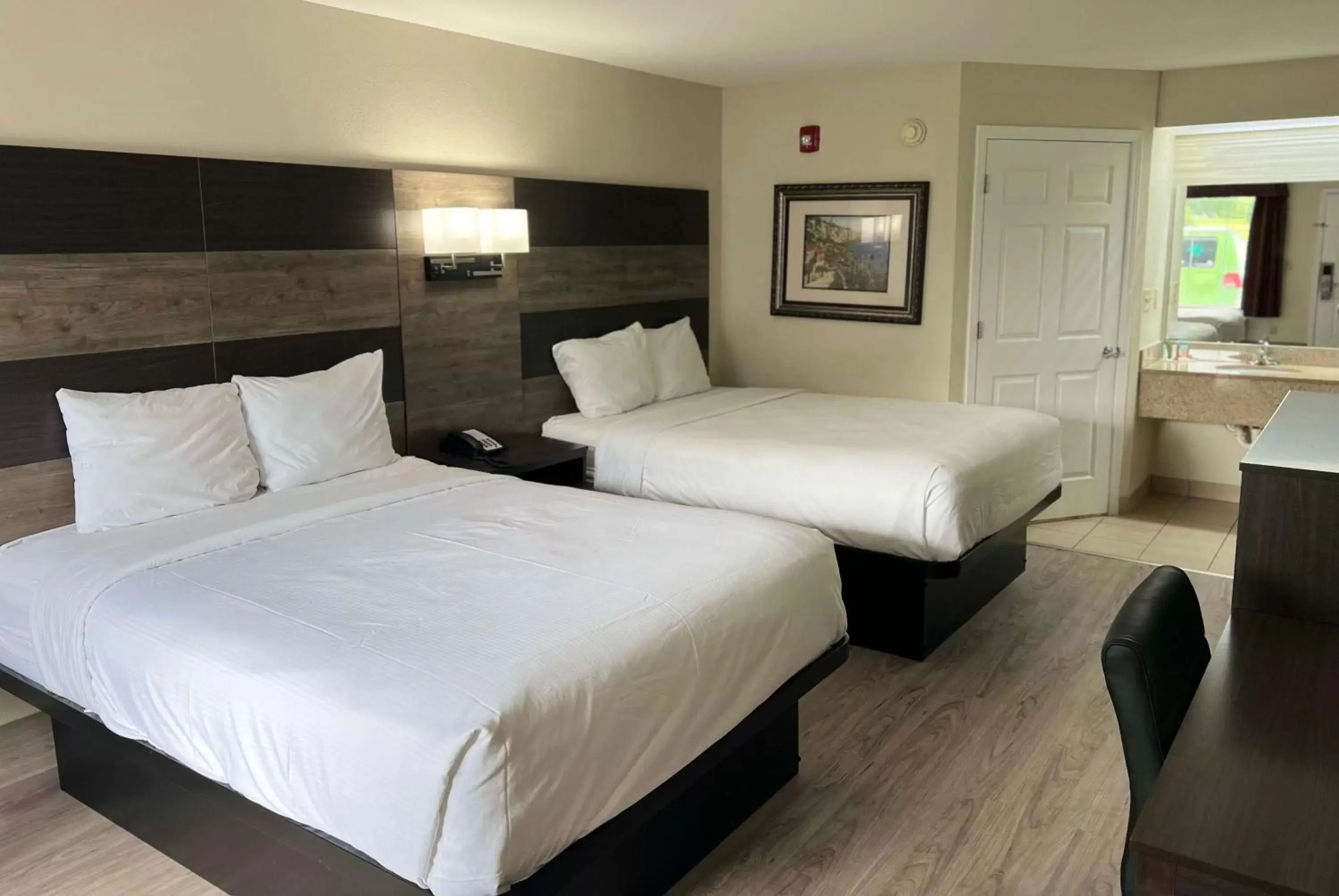 Photo of the whole room, Bed in Baymont by Wyndham Macon I-475