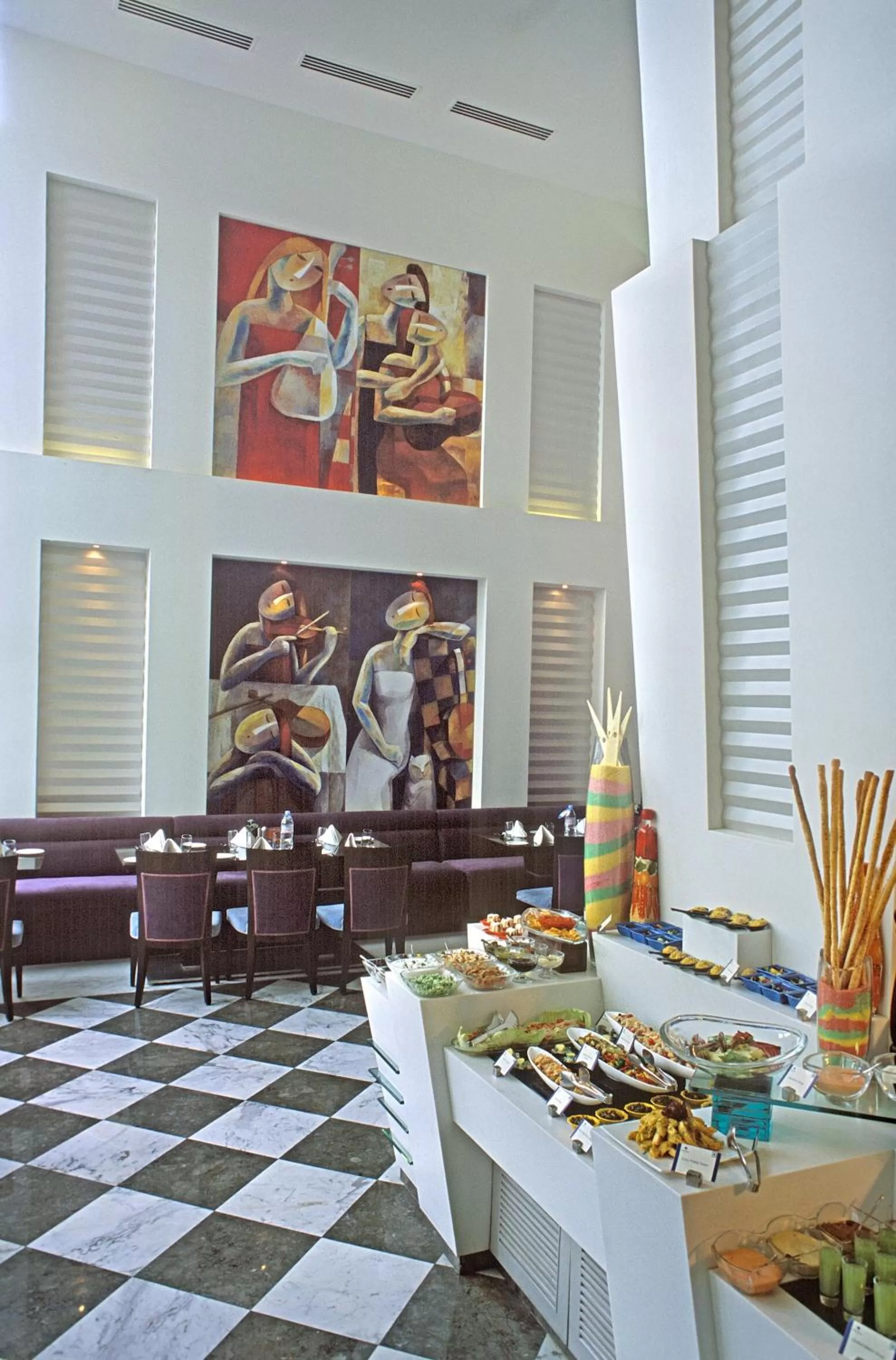 Restaurant/places to eat in Radisson Noida