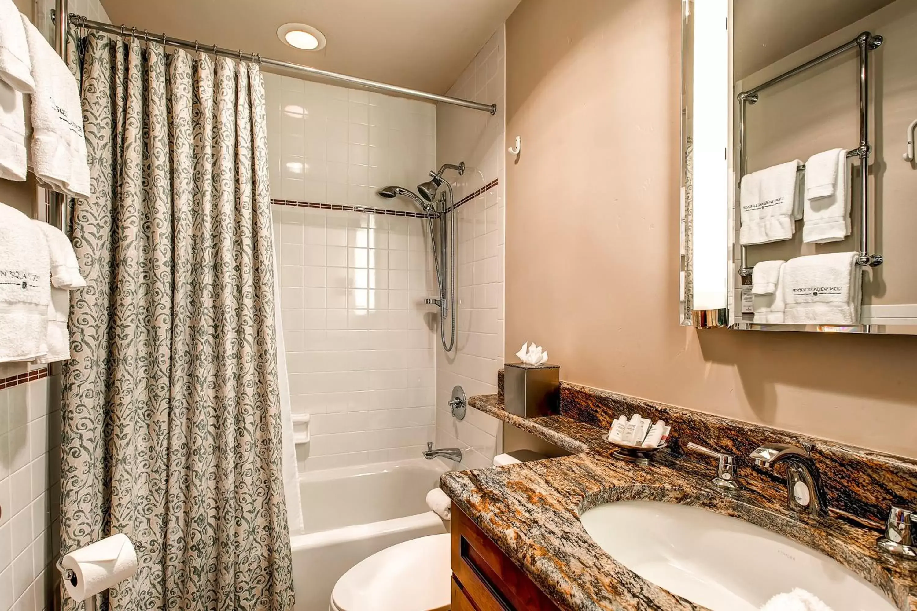 Shower, Bathroom in Lion Square Lodge