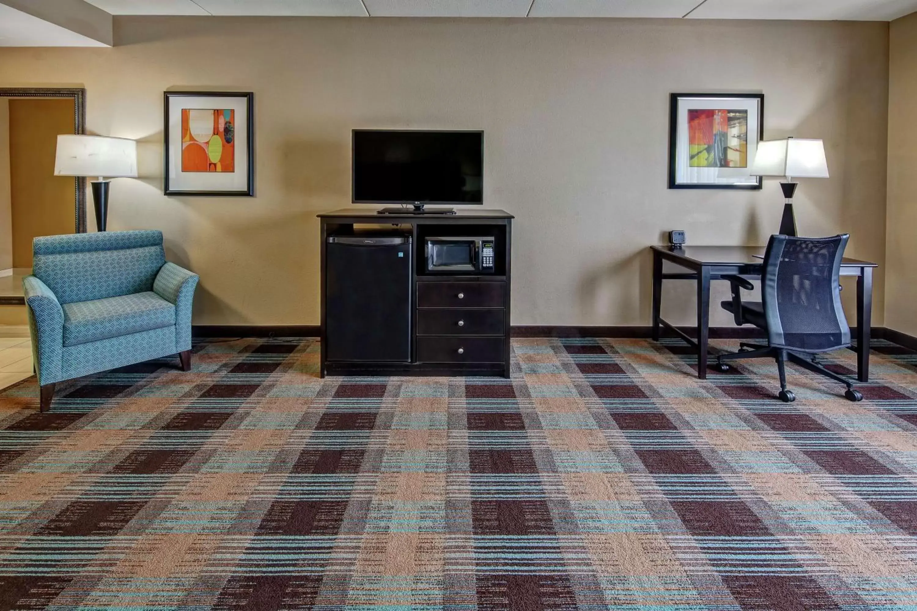 Bedroom, TV/Entertainment Center in Hampton Inn & Suites Clarksville