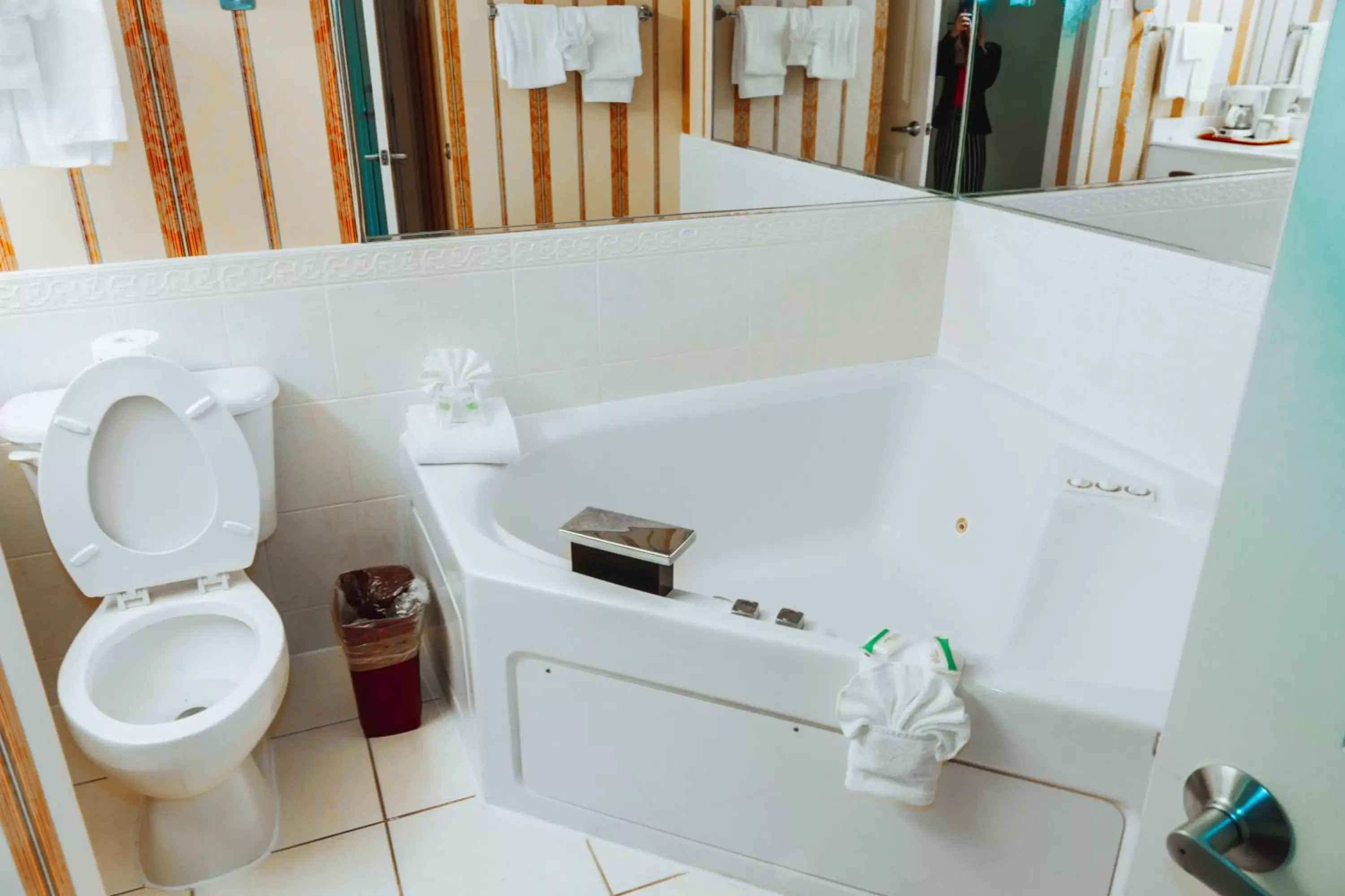 King Room with Hot Tub - Non-Smoking in Hilltop Inn & Suites, near Foxwoods Casino King Room with Hot Tub - Non-Smoking in Hilltop Inn & Suites, near Foxwoods Casino