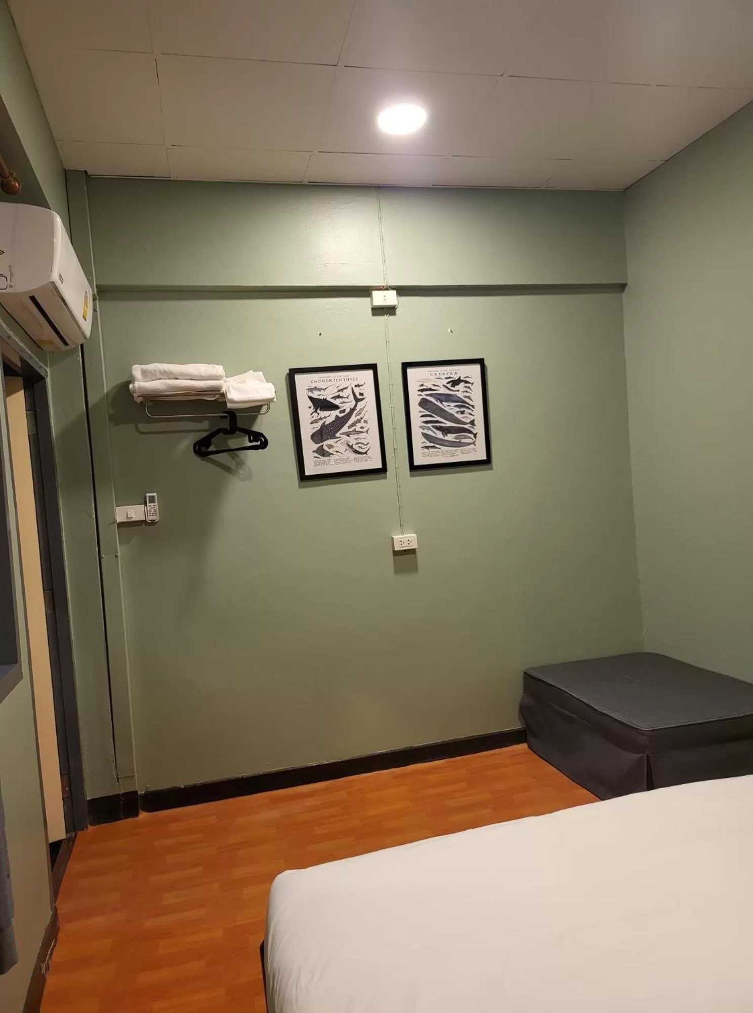 Bed in Achcha hotel - itsaraphap MRT station - Wat Arun