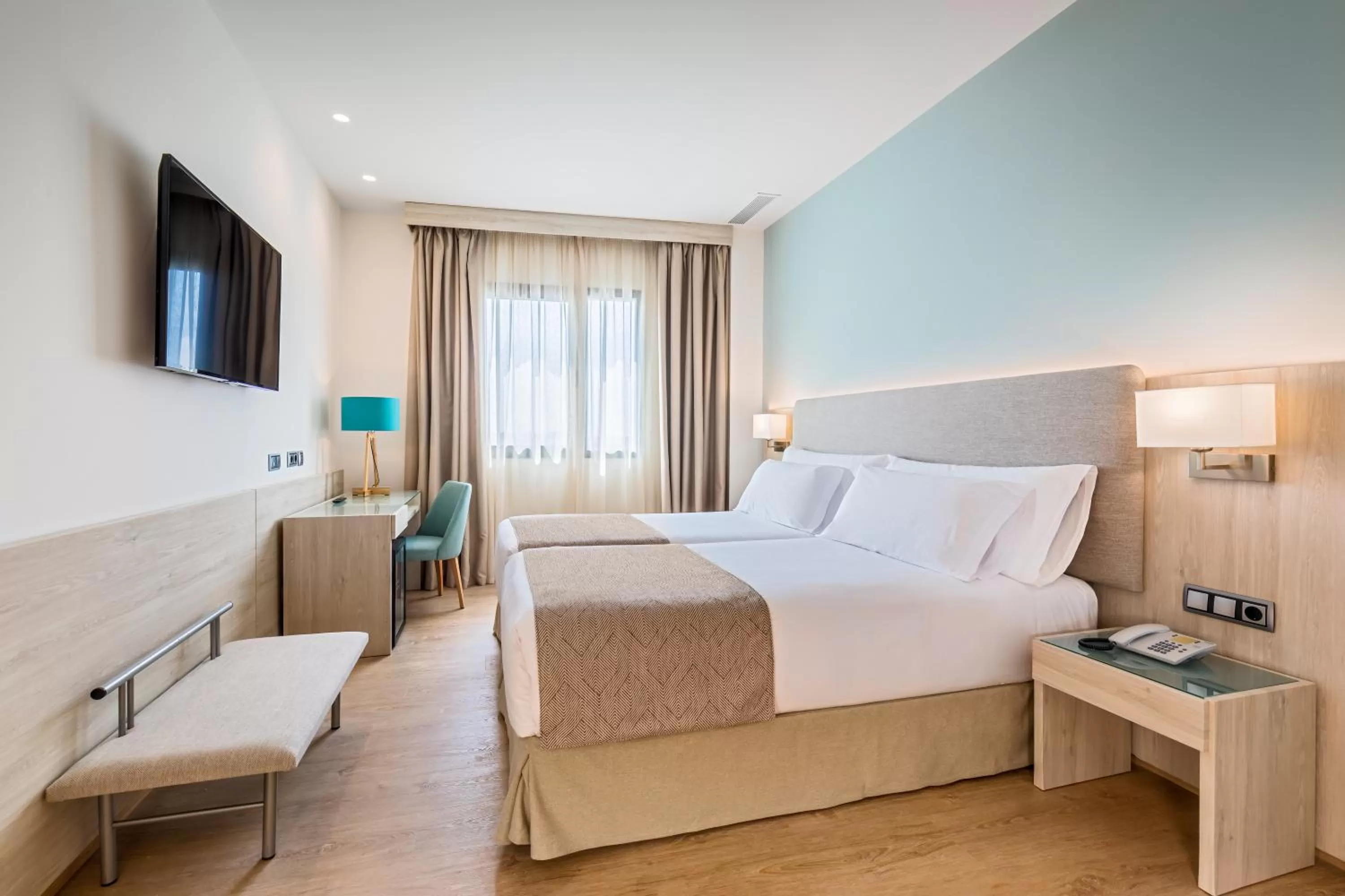 Photo of the whole room, Bed in Occidental Sevilla Viapol