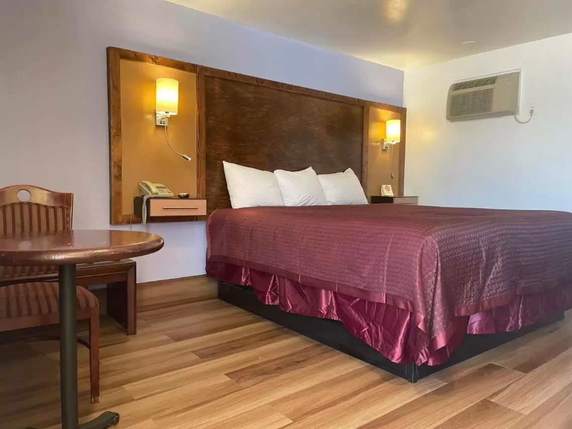 Bed in Scottish Inn - North Tonawanda