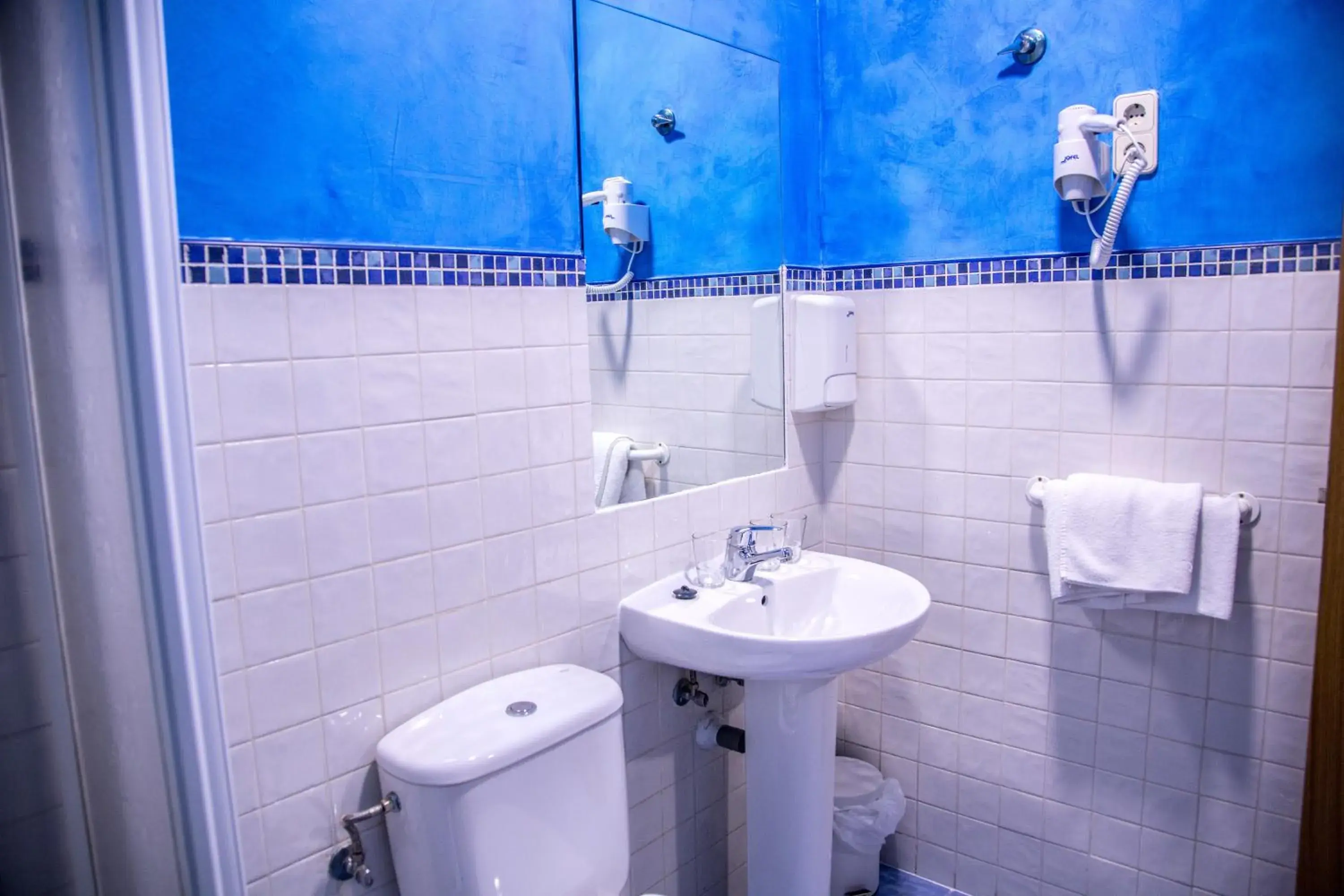 Bathroom in Hostal Montaloya