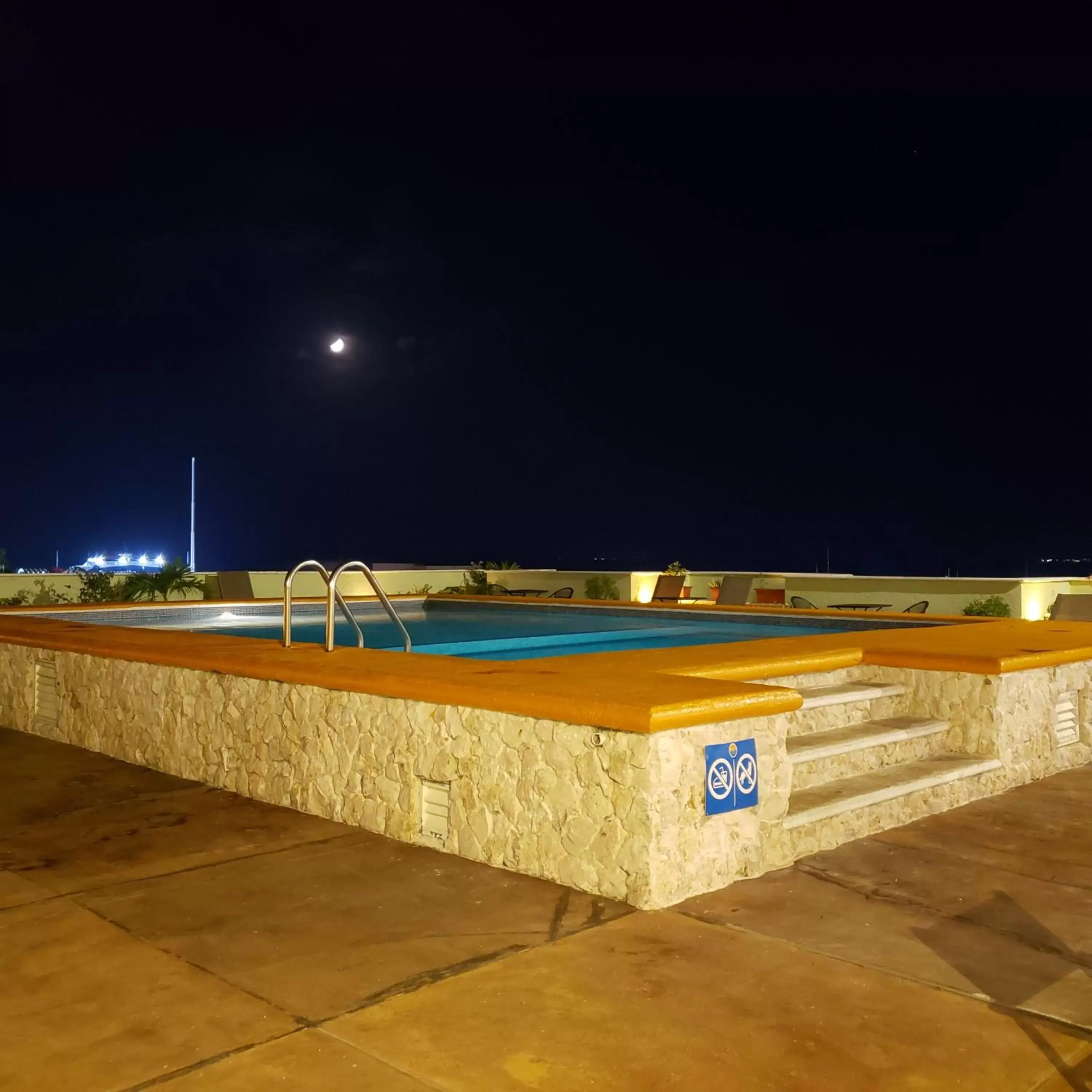 Solarium, Swimming Pool in Hotel Plaza Cozumel