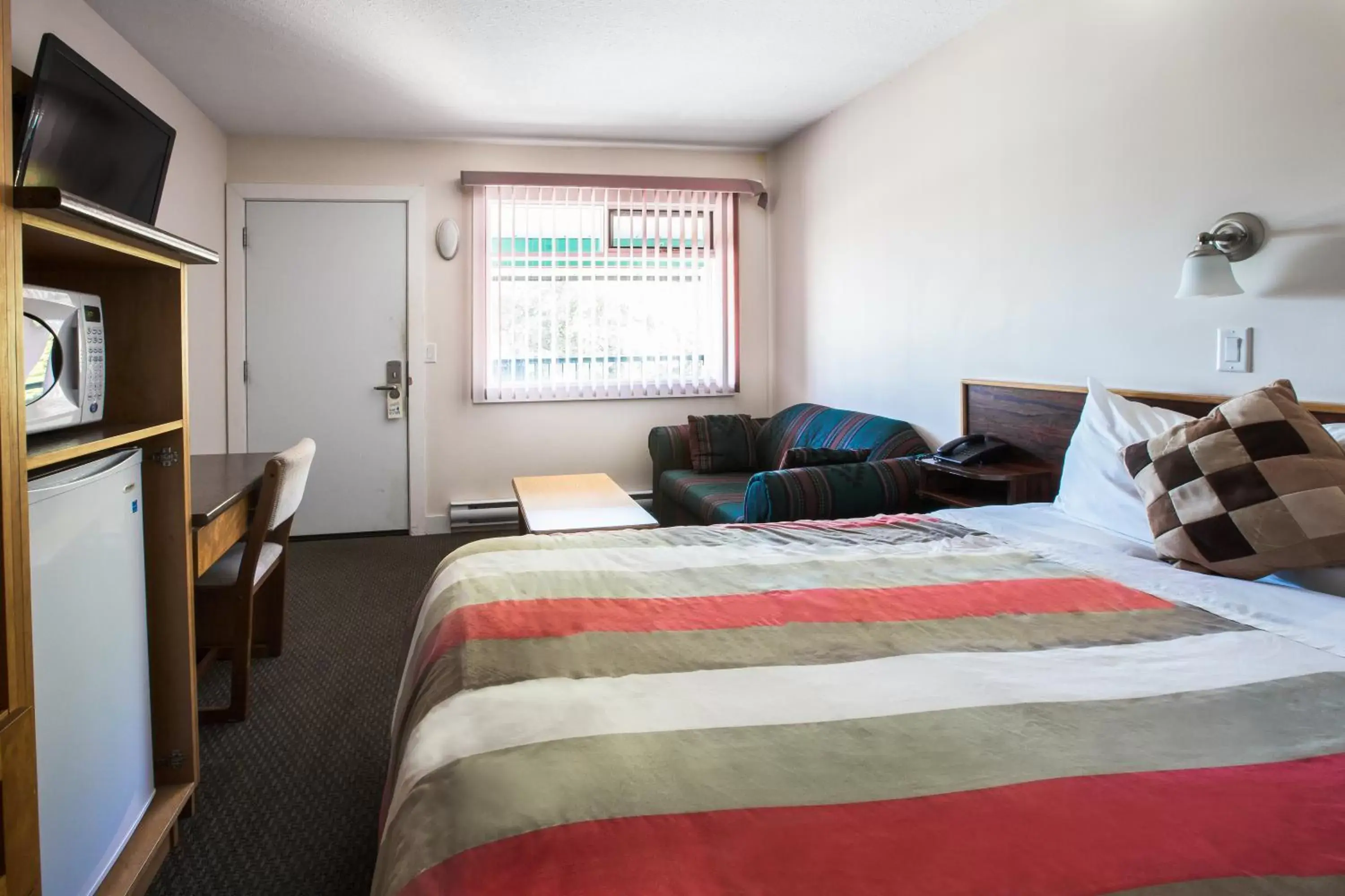 Living room, Bed in Grandview Motel