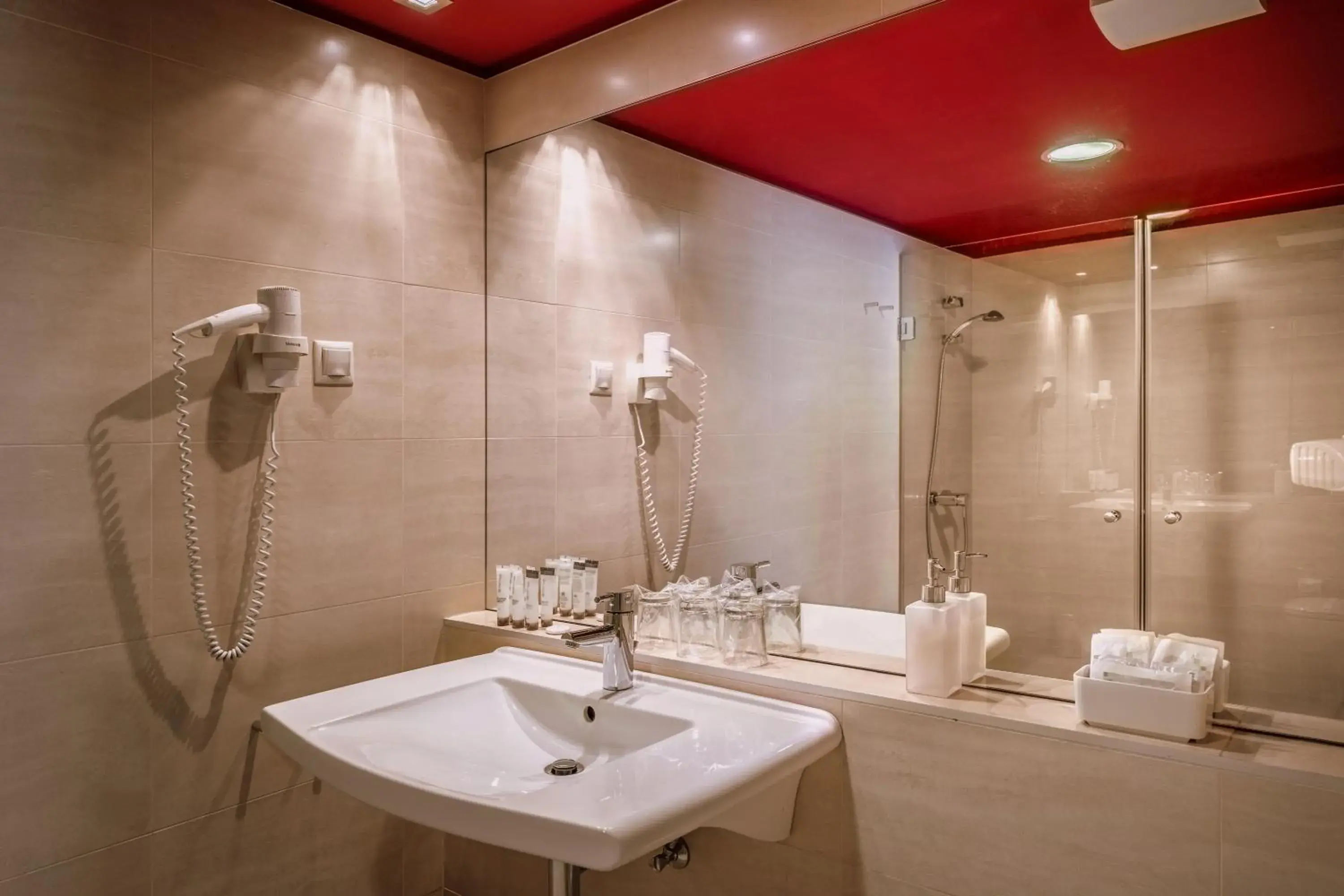 Shower, Bathroom in Hotel Castle Garden