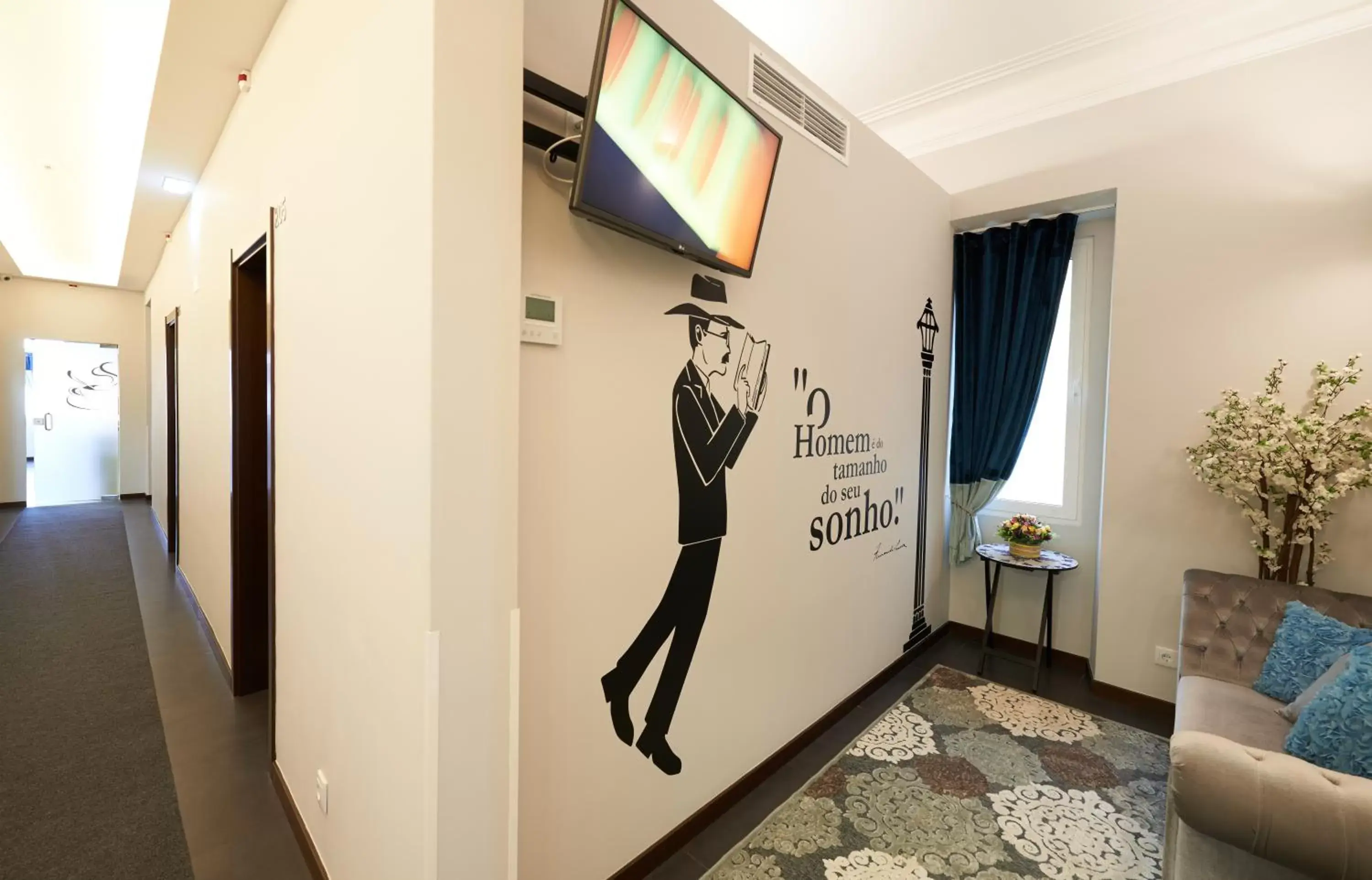 Communal lounge/ TV room, TV/Entertainment Center in Silk Lisbon
