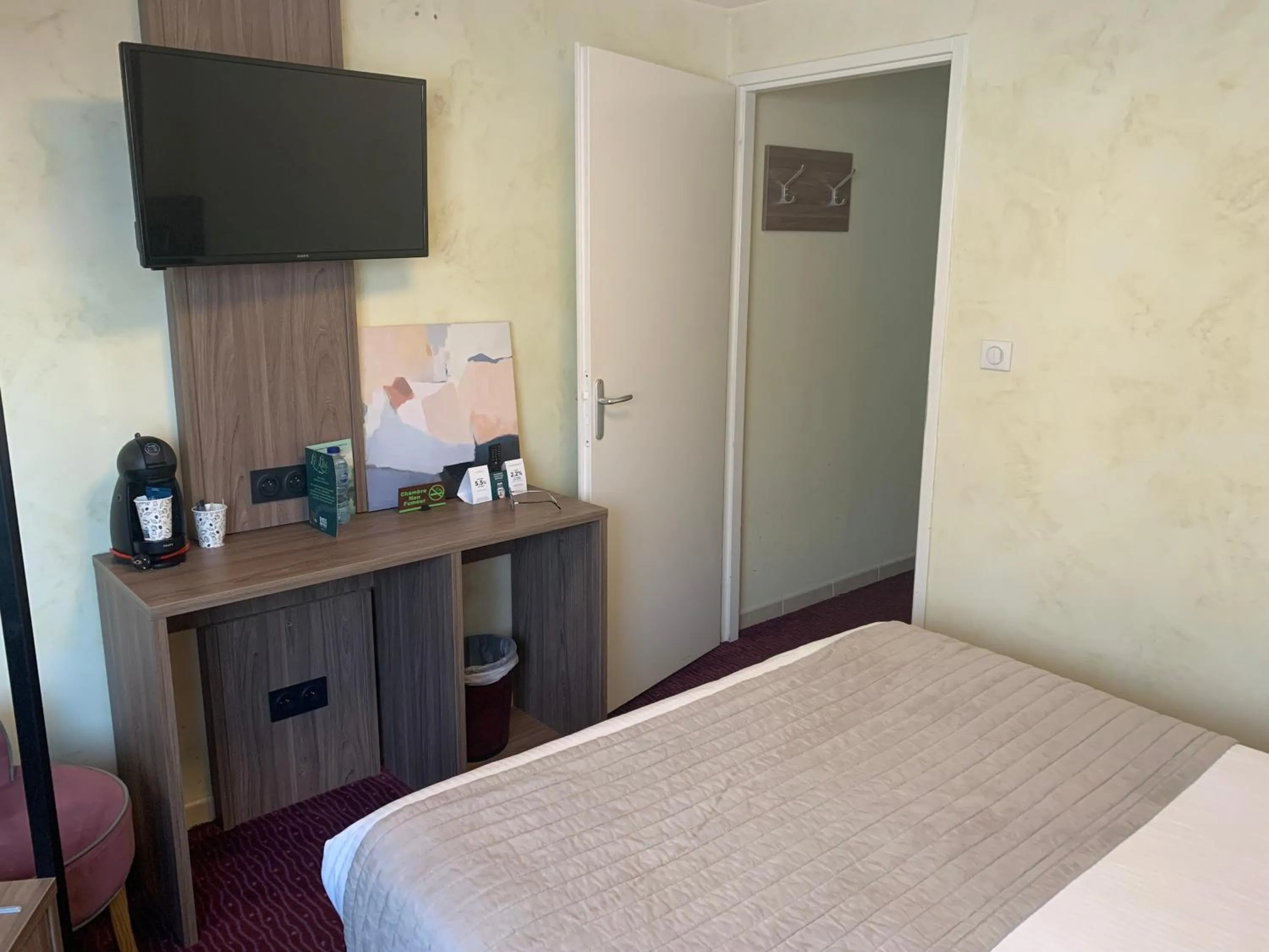 Bed in Logis Hotel Le Lac