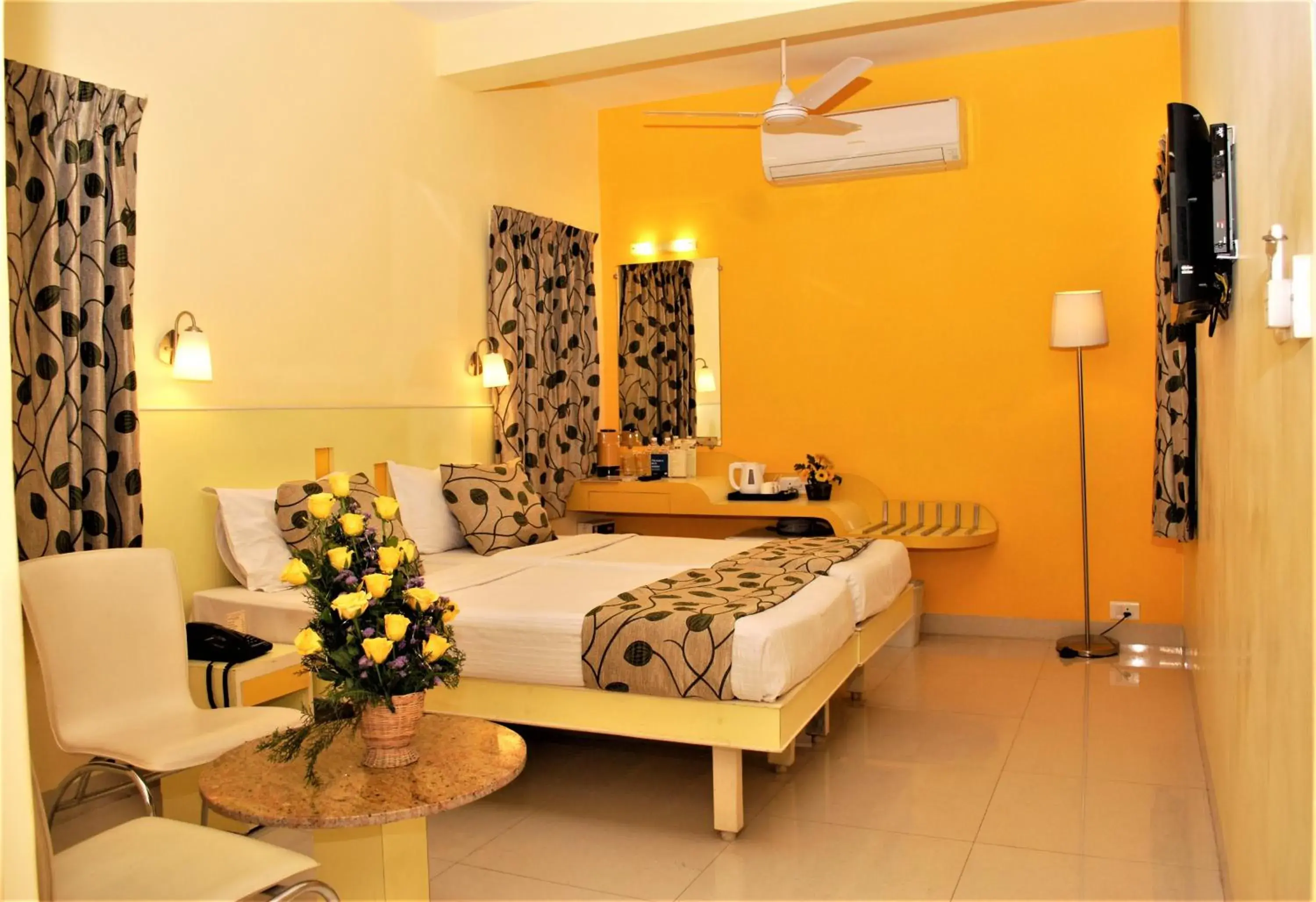 Bedroom, Bed in Hotel Pandian