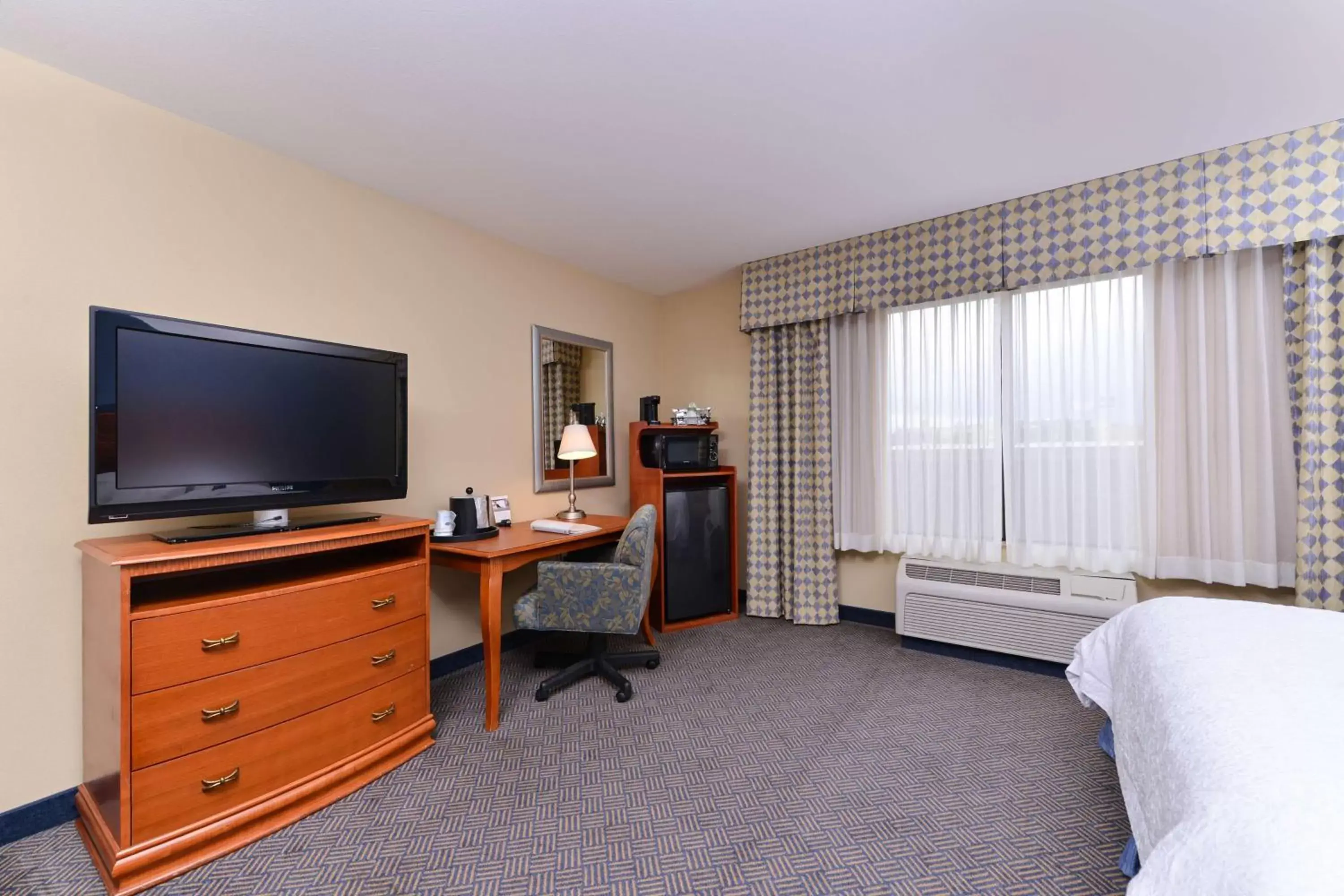 Bed, TV/Entertainment Center in Hampton Inn Evanston