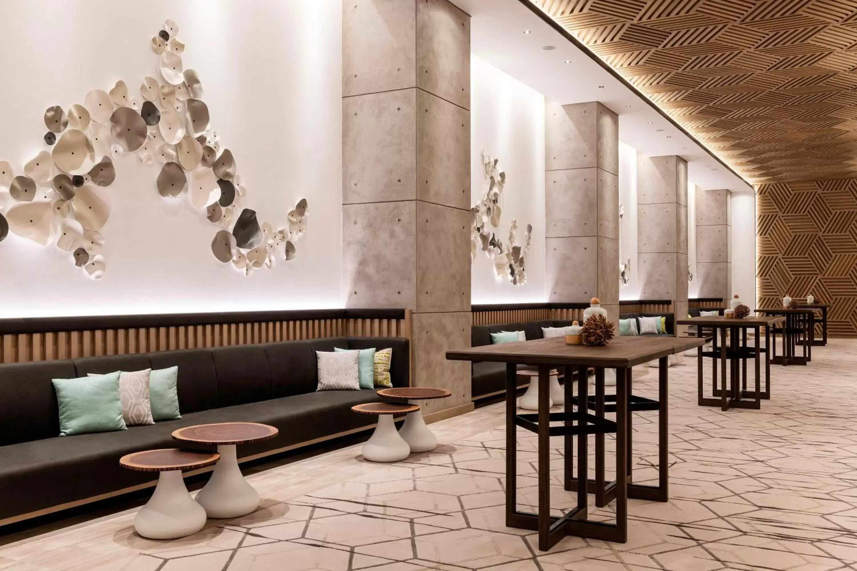 Meeting/conference room, Lounge/Bar in Le Royal Meridien Beach Resort & Spa Dubai