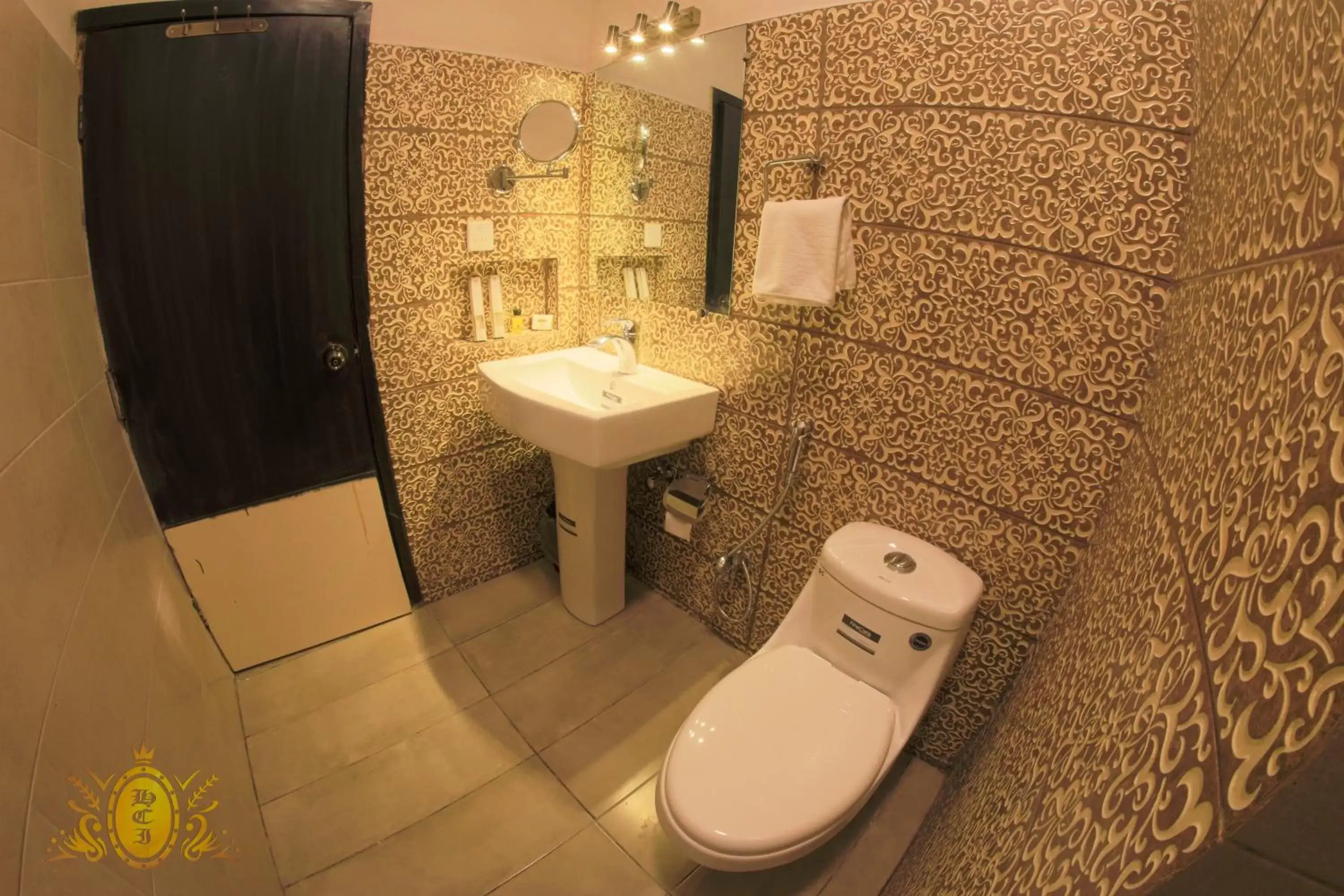 Toilet, Bathroom in Hotel Crown Inn