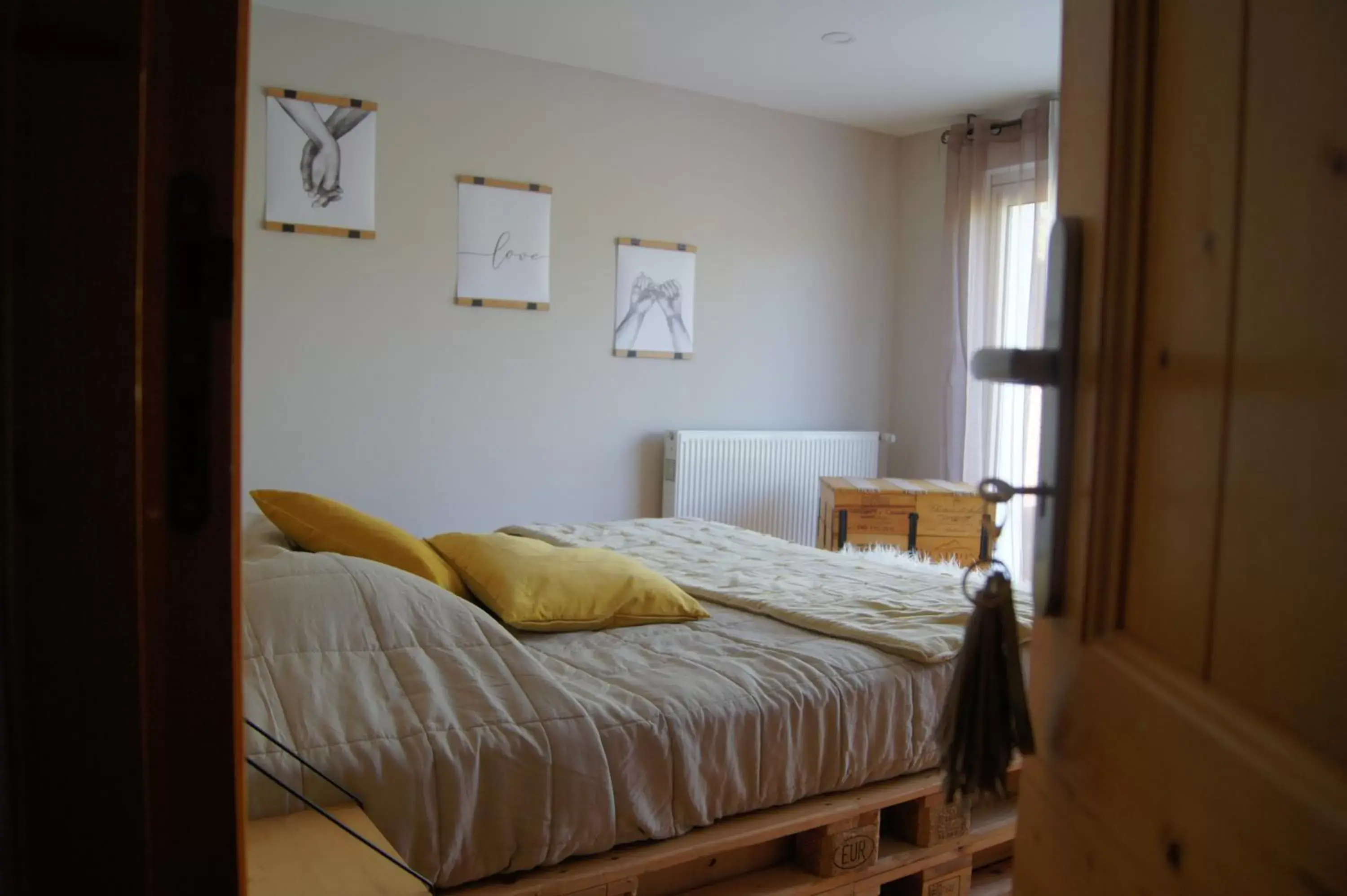 Photo of the whole room, Bed in L’Antre d’Eux