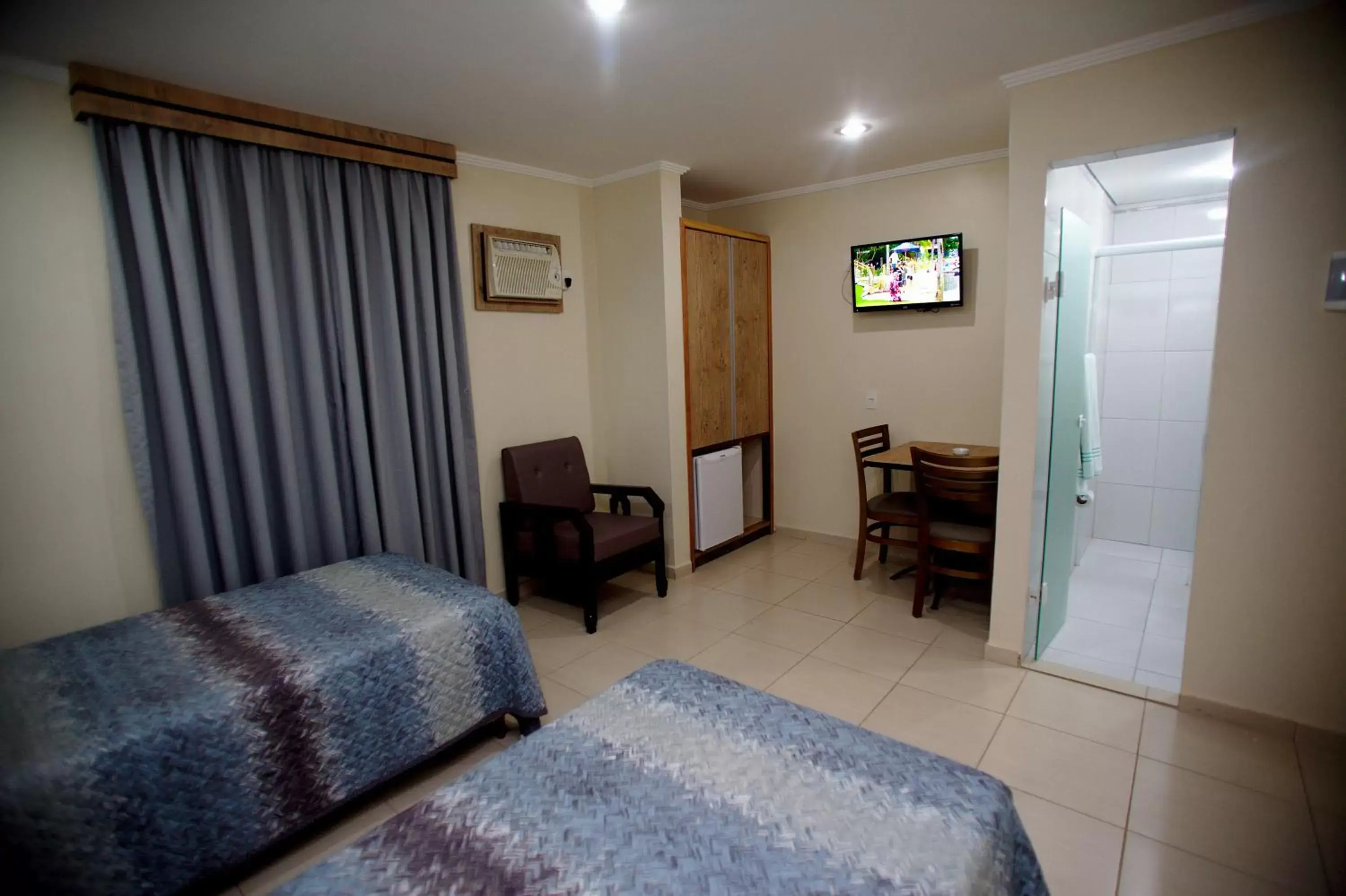 Bed, TV/Entertainment Center in Hotel America do Sul