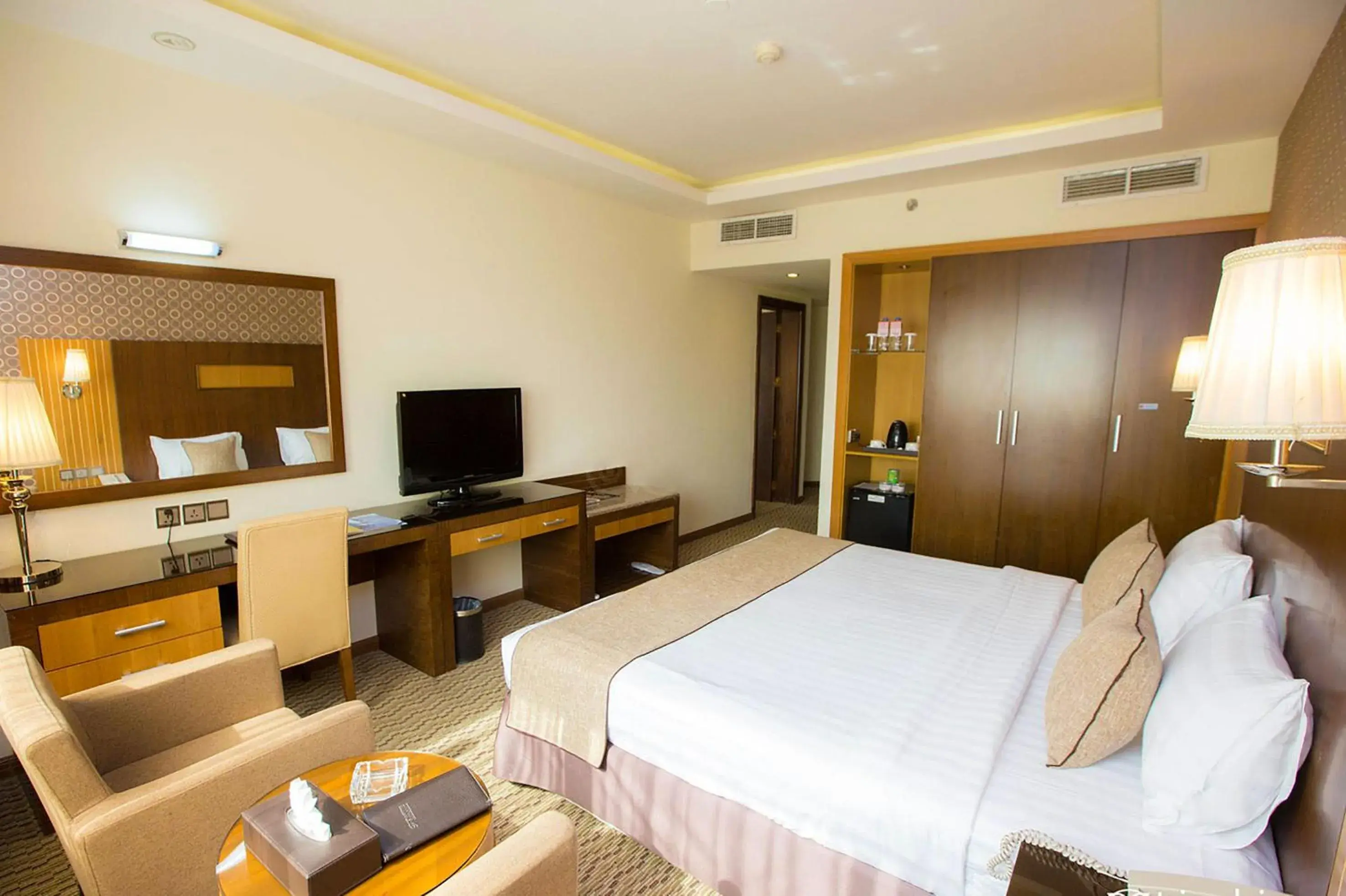 Photo of the whole room in Fortune Plaza Hotel, Dubai Airport