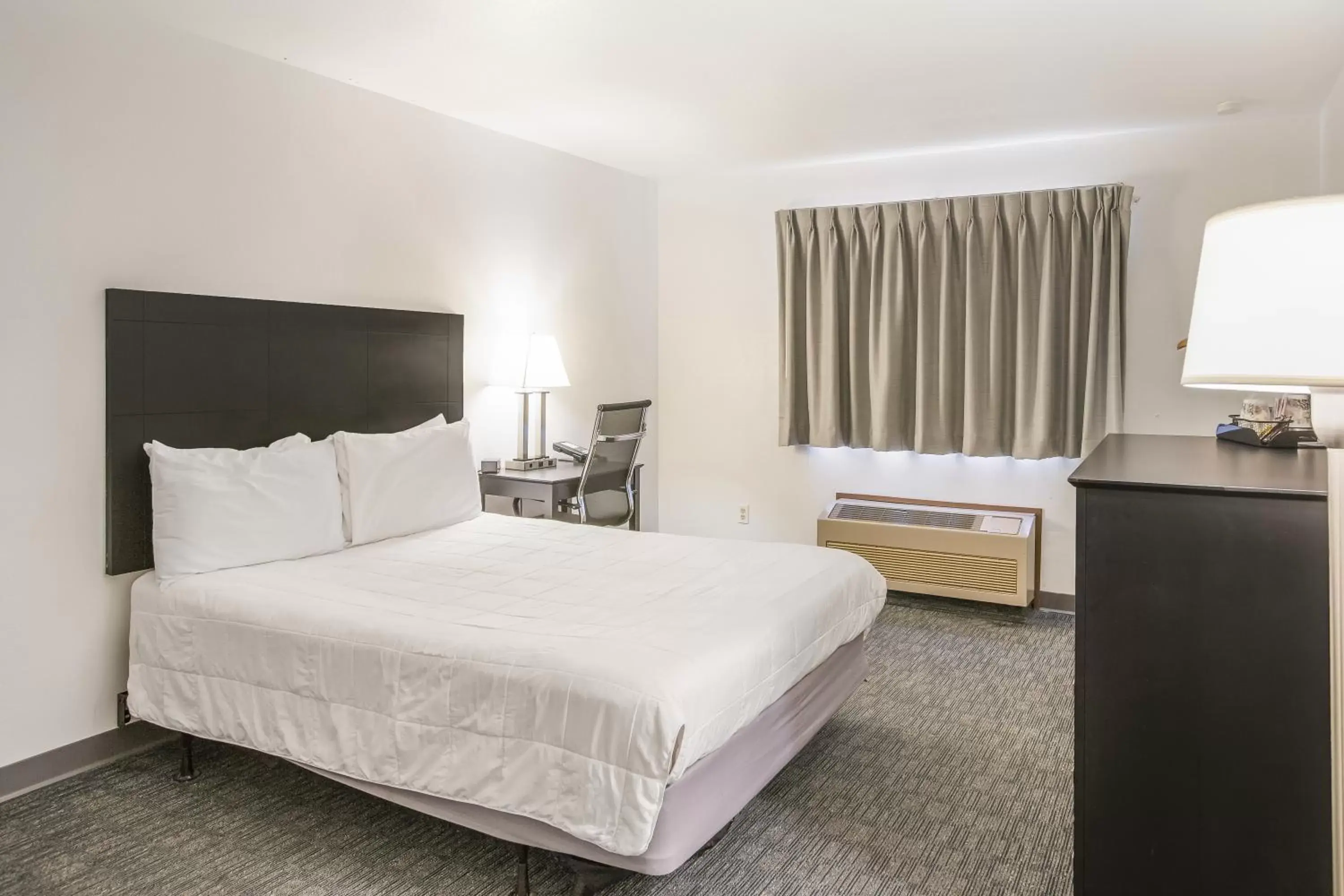 Bedroom, Bed in Americas Best Value Inn & Suites-Birch Run