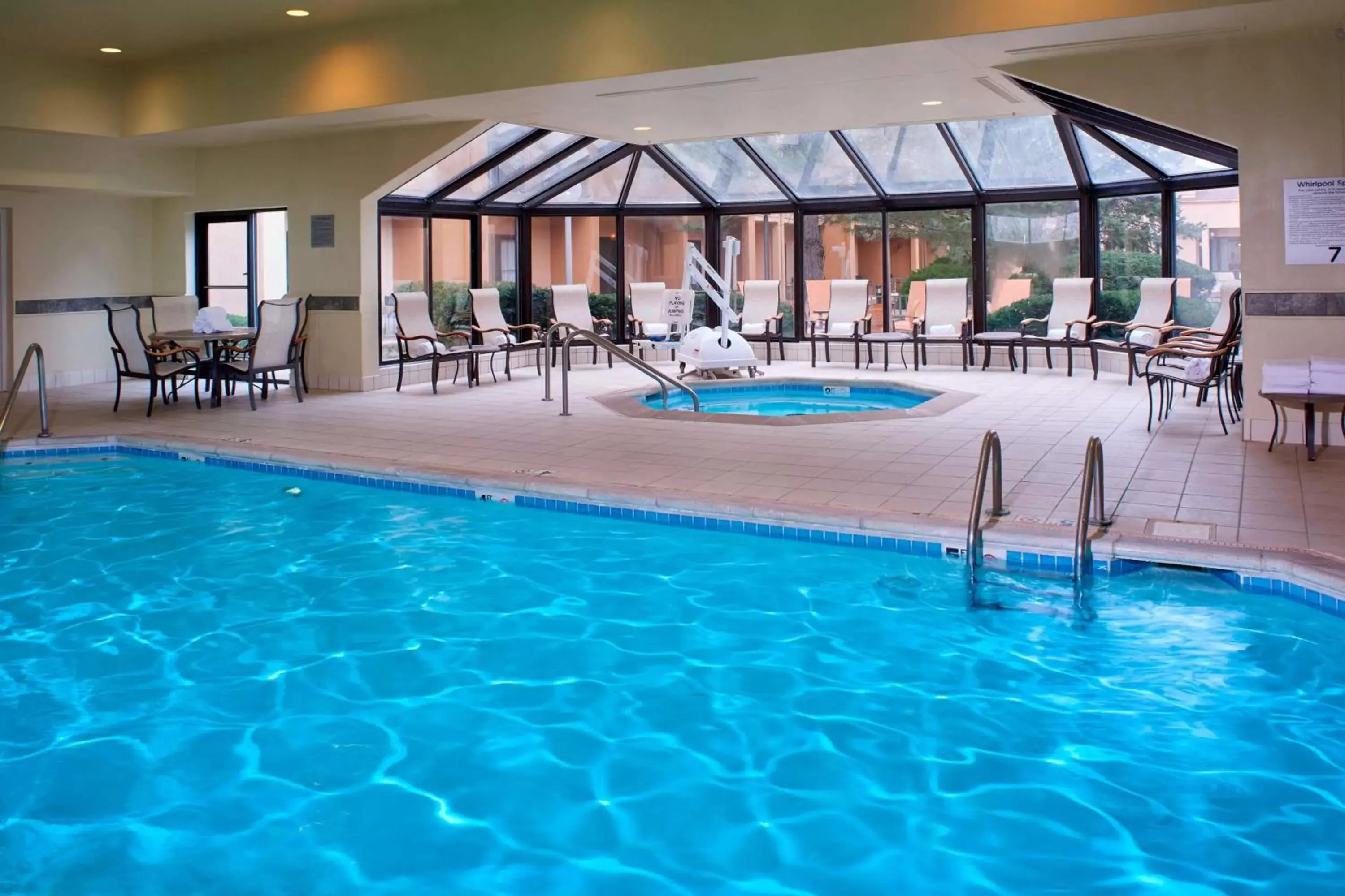 Hot Tub, Swimming Pool in Sonesta Select Kansas City Airport Tiffany Springs