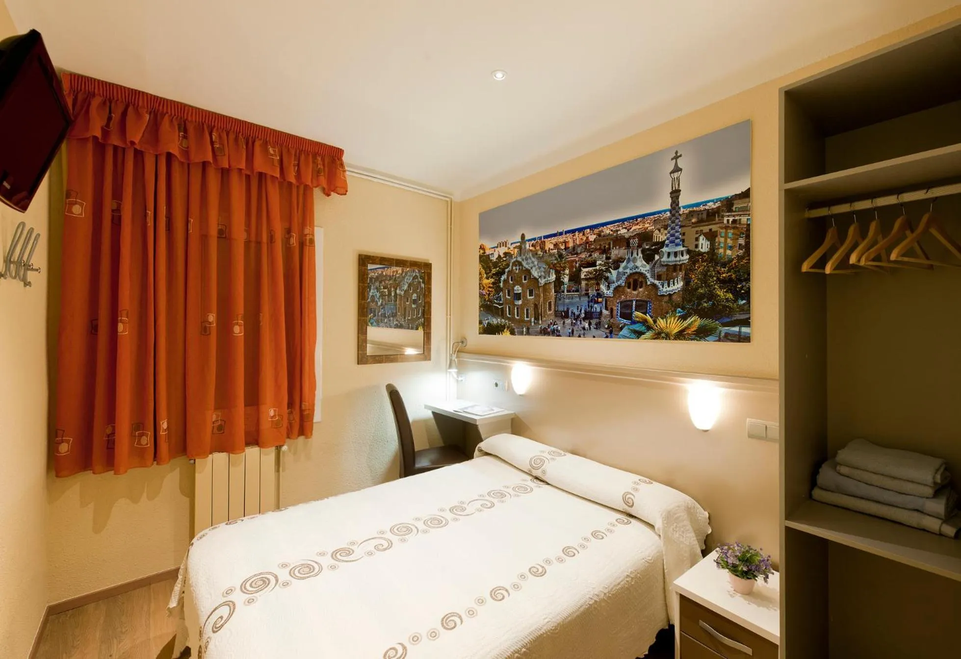 Bed in Hostal Barcelona