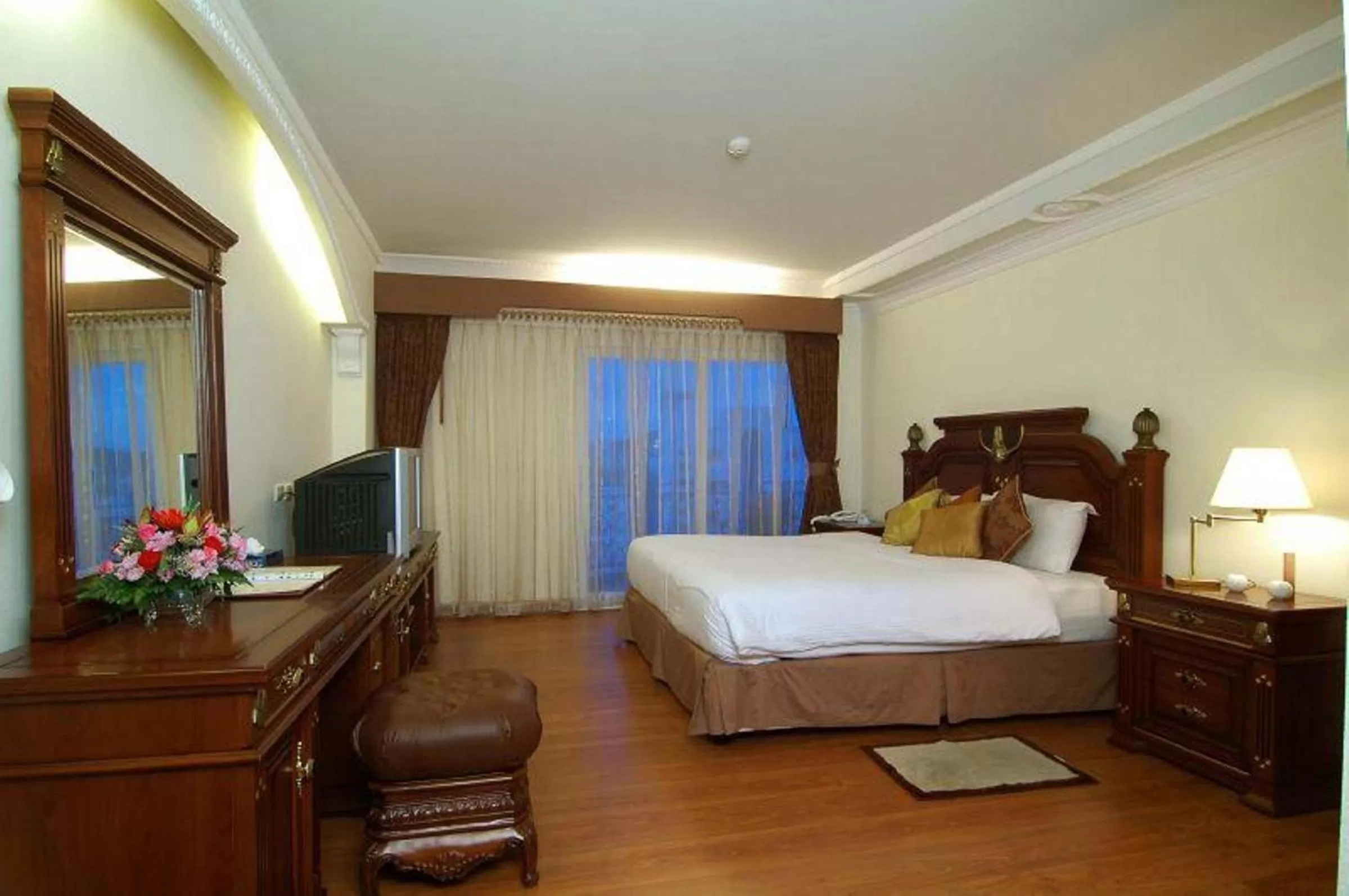 Photo of the whole room, Bed in LK Metropole