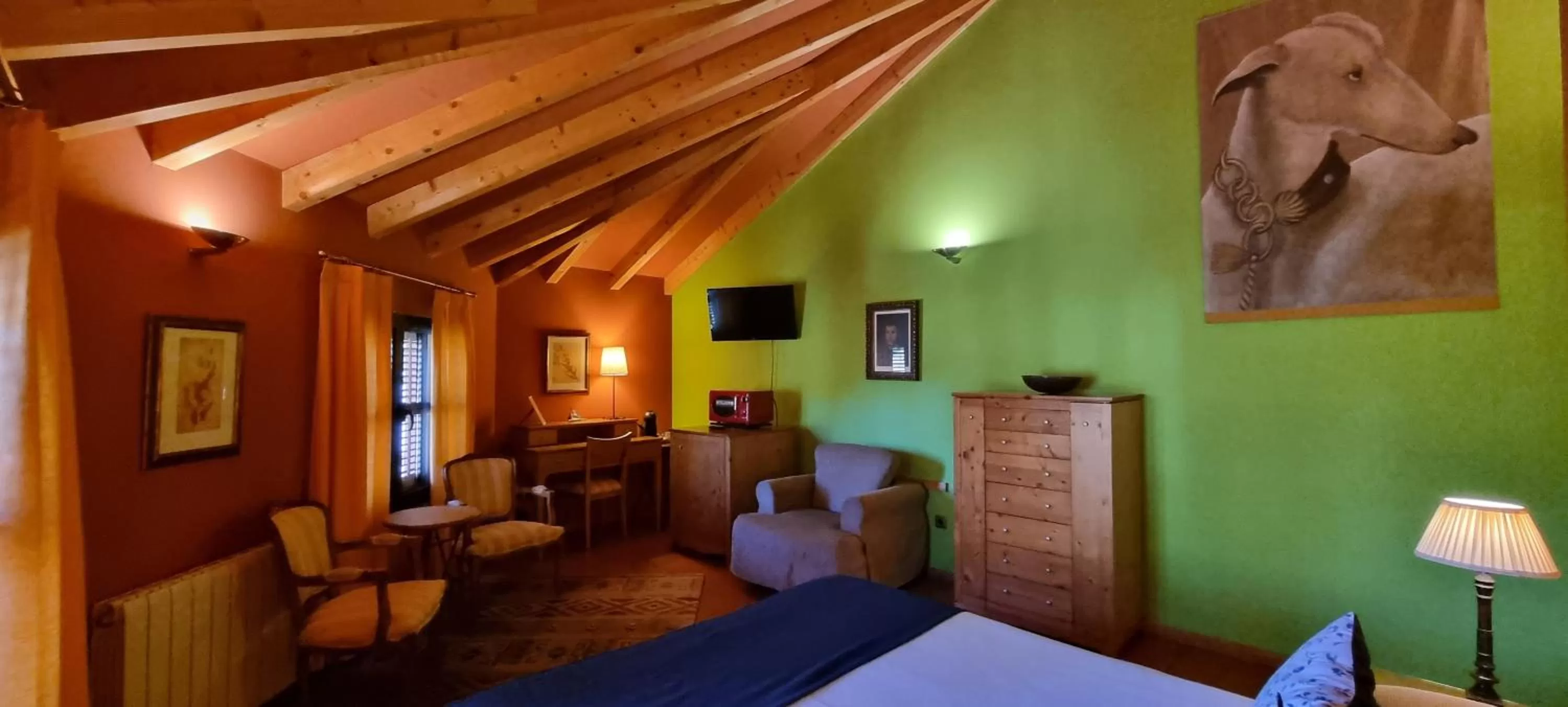 Seating area, Bed in Hotel Sara De Ur