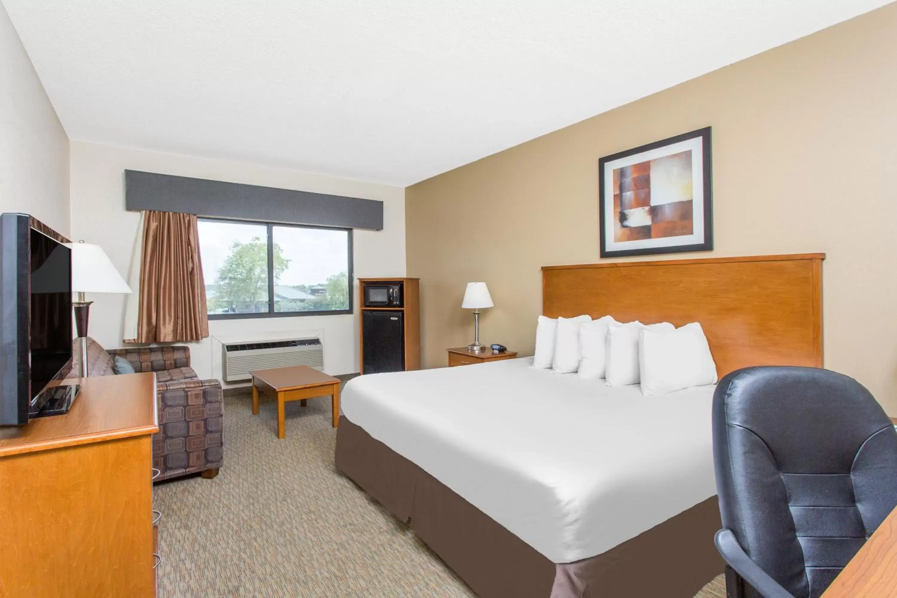 Bed in Days Inn By Wyndham Phenix City Near Fort Moore Bed in Days Inn By Wyndham Phenix City Near Fort Moore