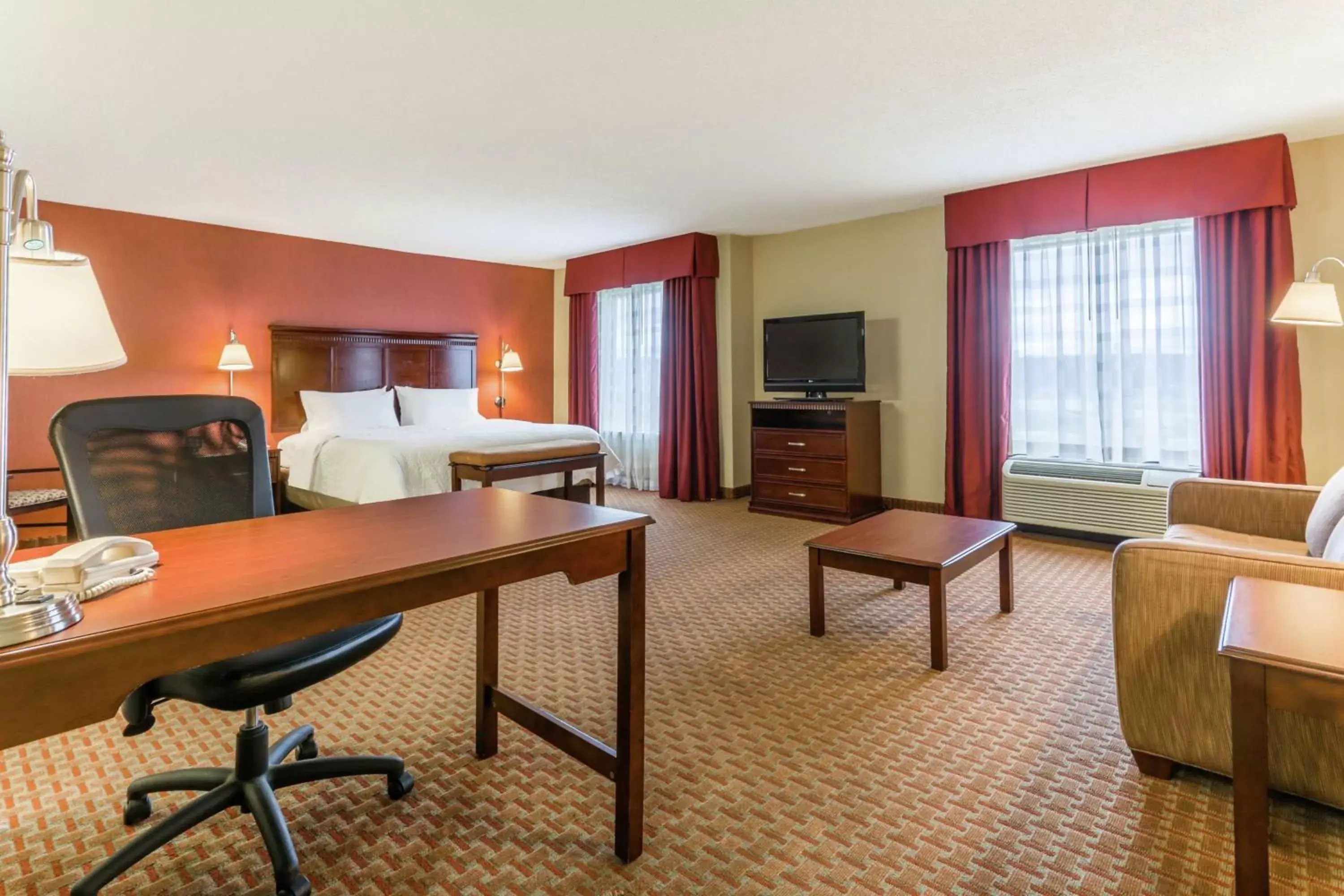 Bedroom in Hampton Inn Chattanooga-North