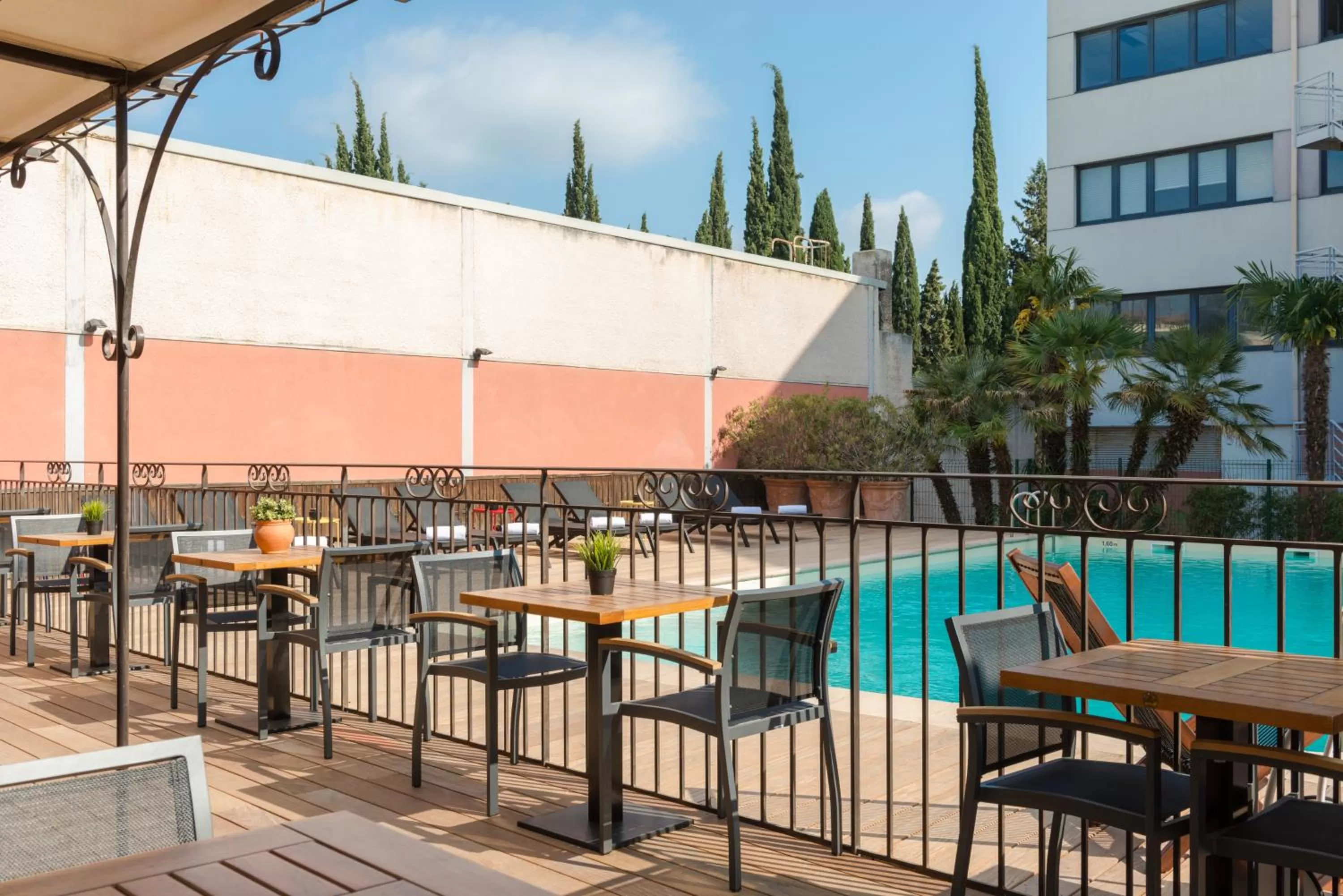 Swimming pool in Best Western Hotel le Galice Aix-en-Provence