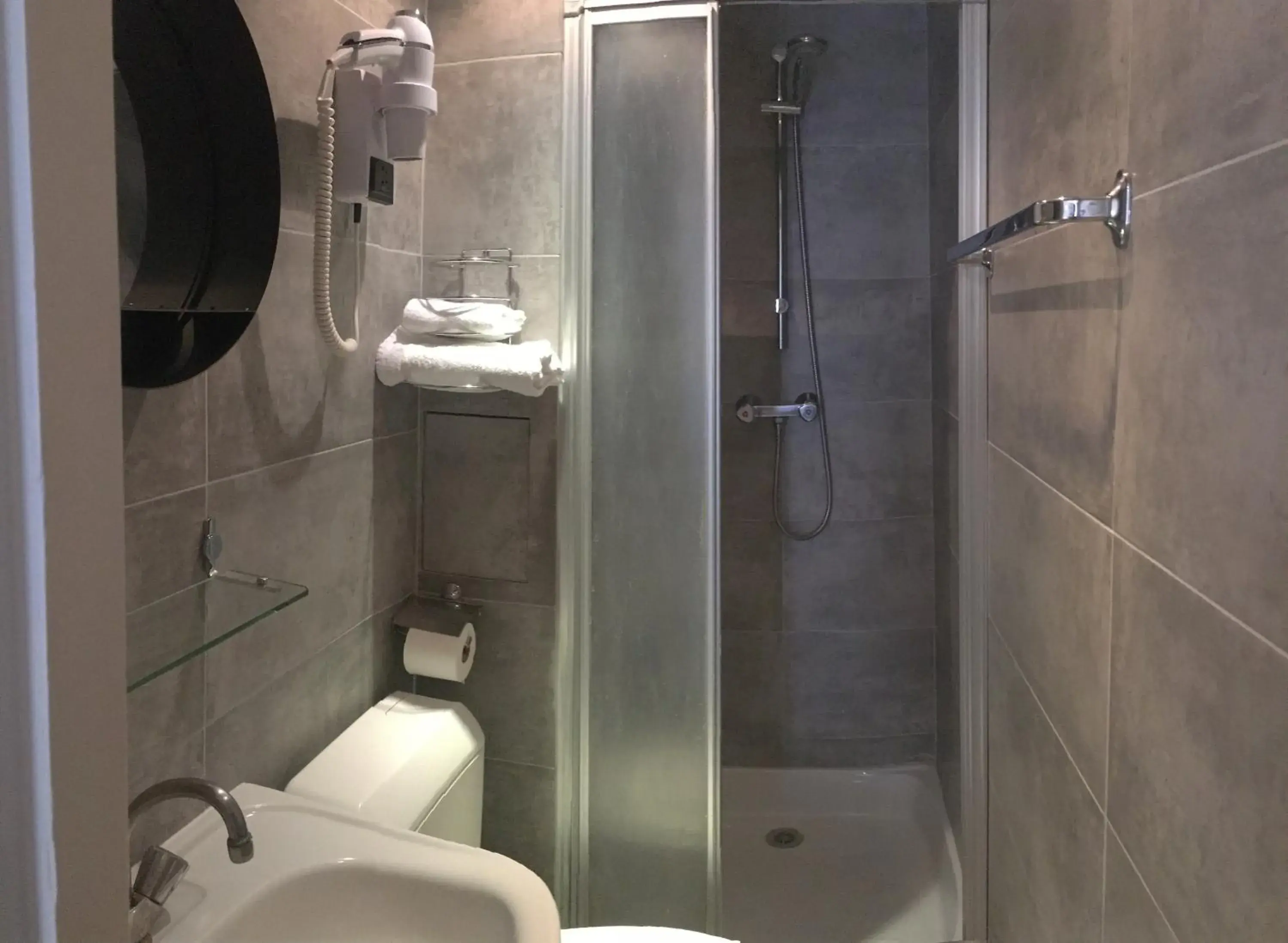 Shower, Bathroom in Hôtel du Maine
