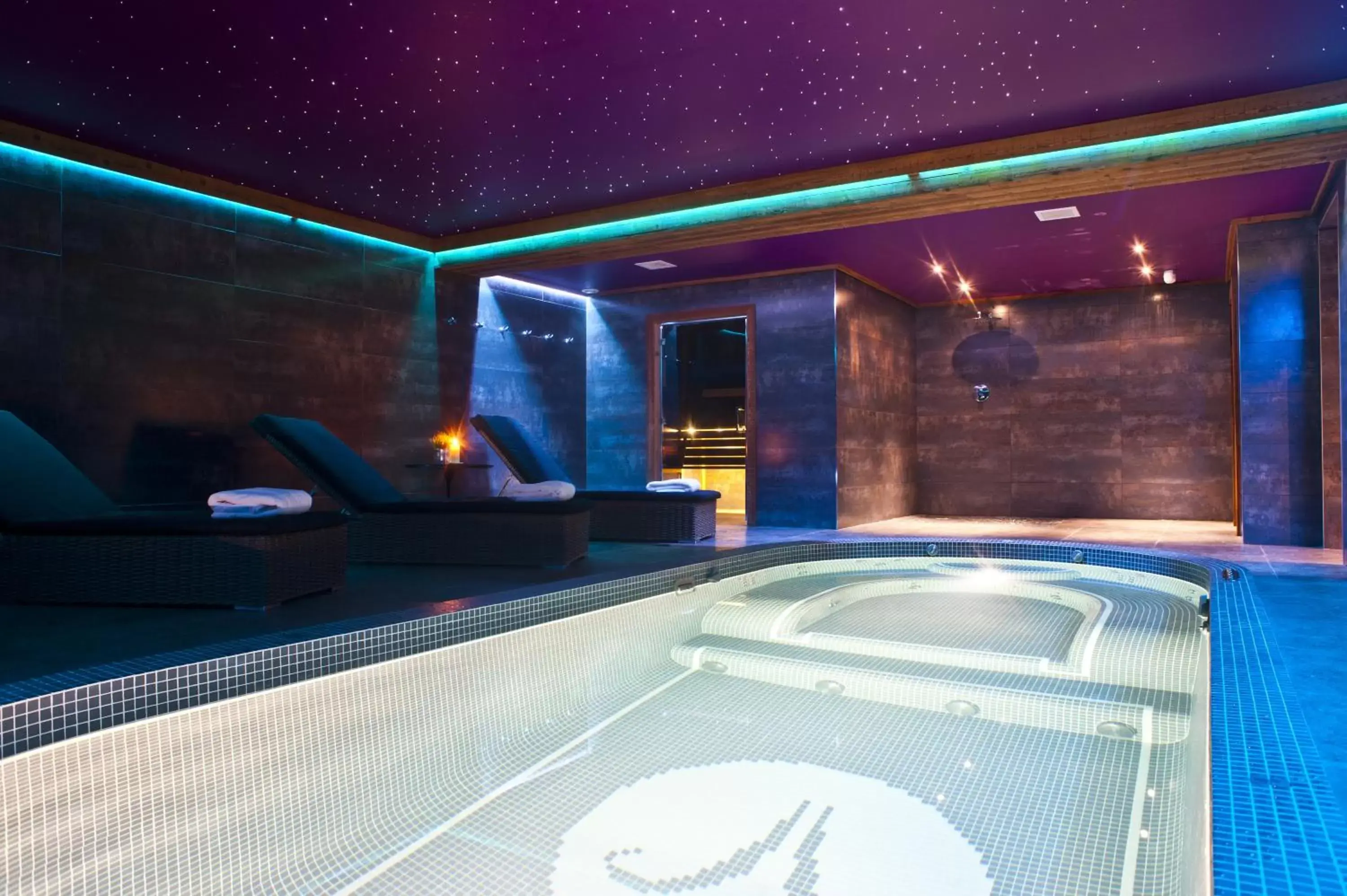 Hot Tub, Swimming Pool in Chamois d'Or Hotel