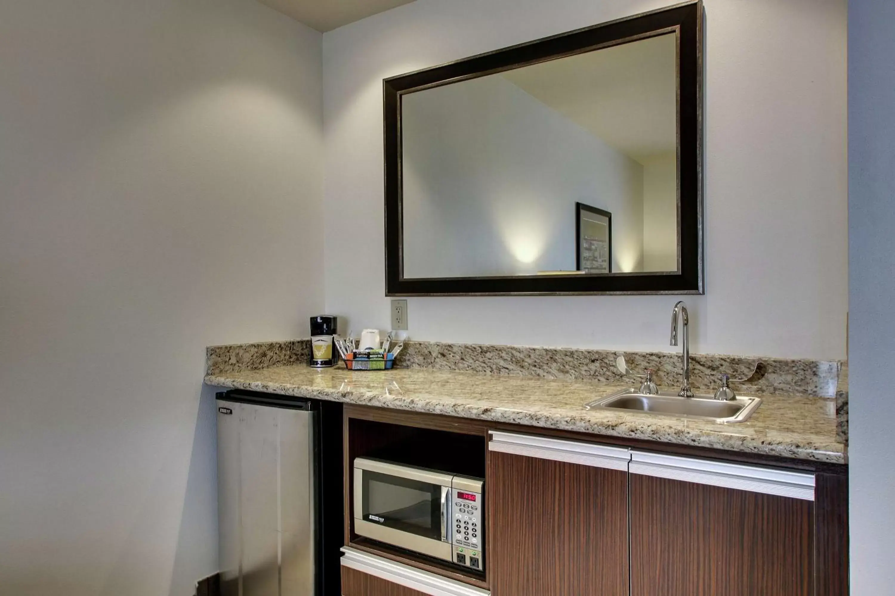 Photo of the whole room, Bathroom in Hampton Inn & Suites Shreveport