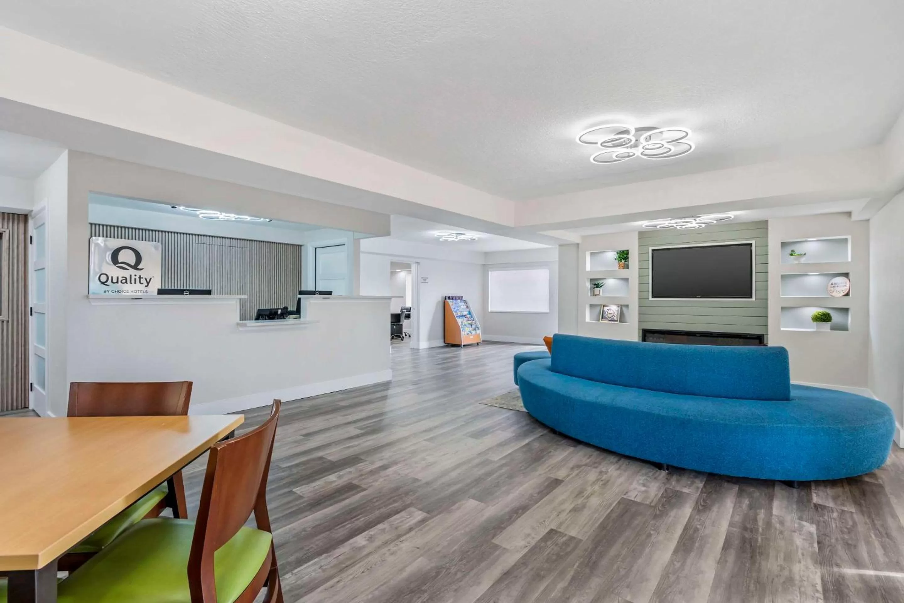 Communal lounge/ TV room in Quality Inn & Suites Orlando East - UCF Area