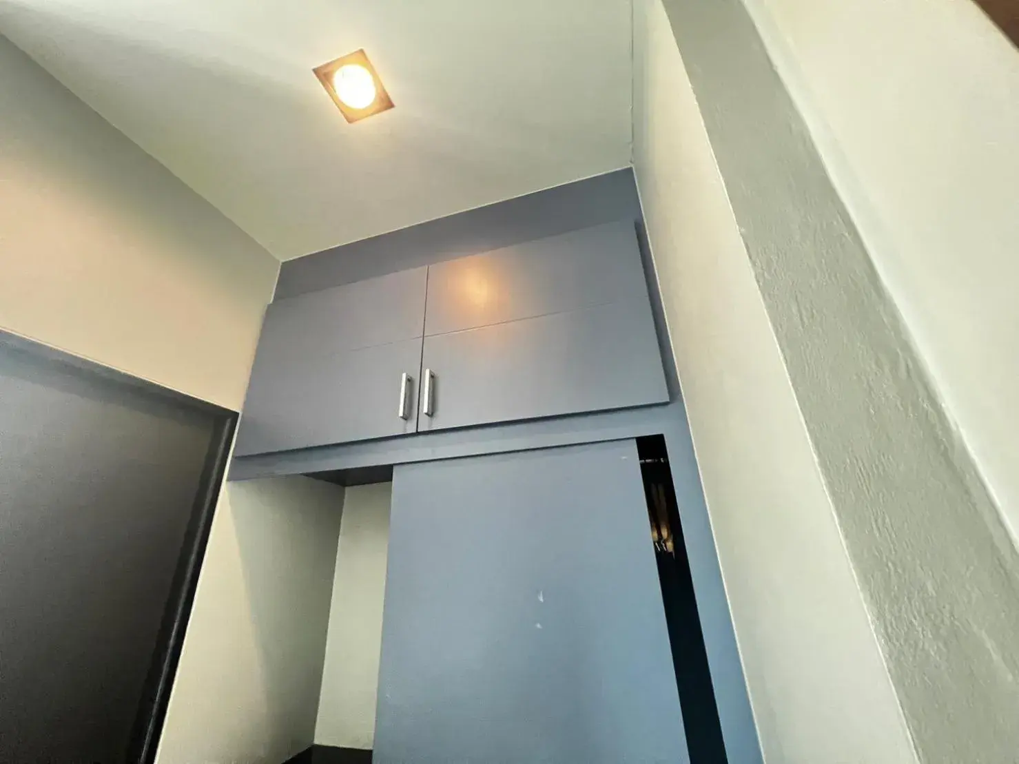 wardrobe, TV/Entertainment Center in Srisawara Casa Hotel