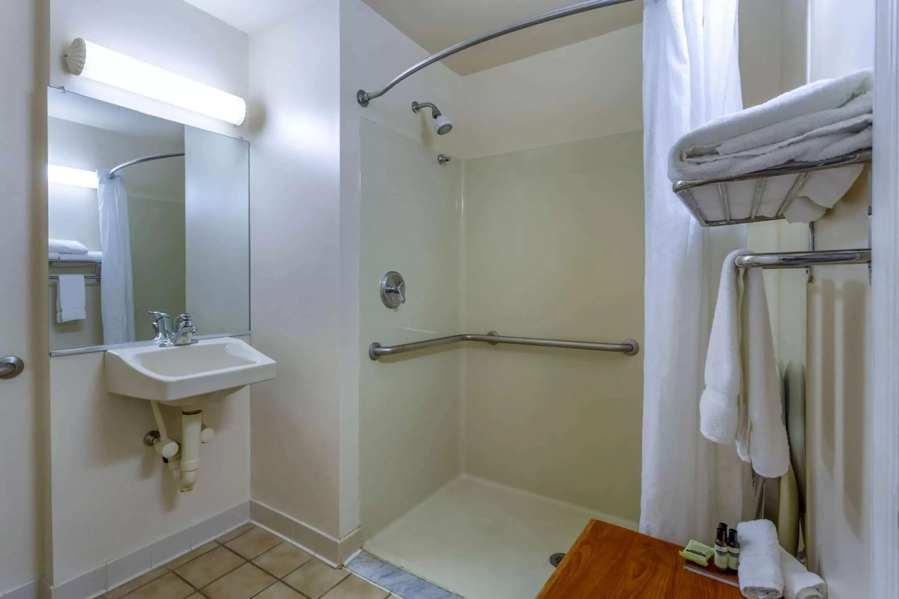 Shower, Bathroom in Hawthorn Suites by Wyndham Allentown-Fogelsville