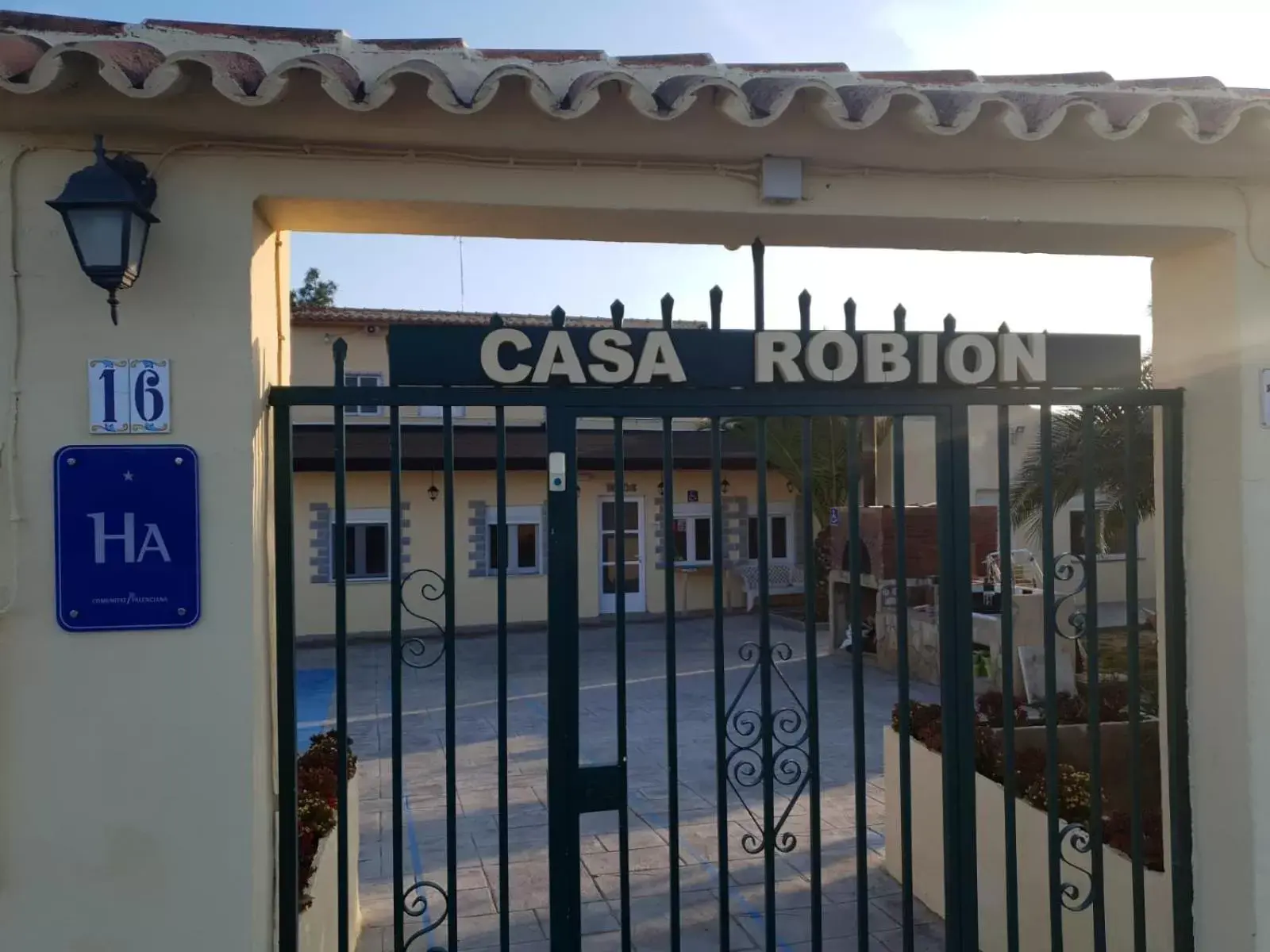 Facade/entrance in Casa Robion