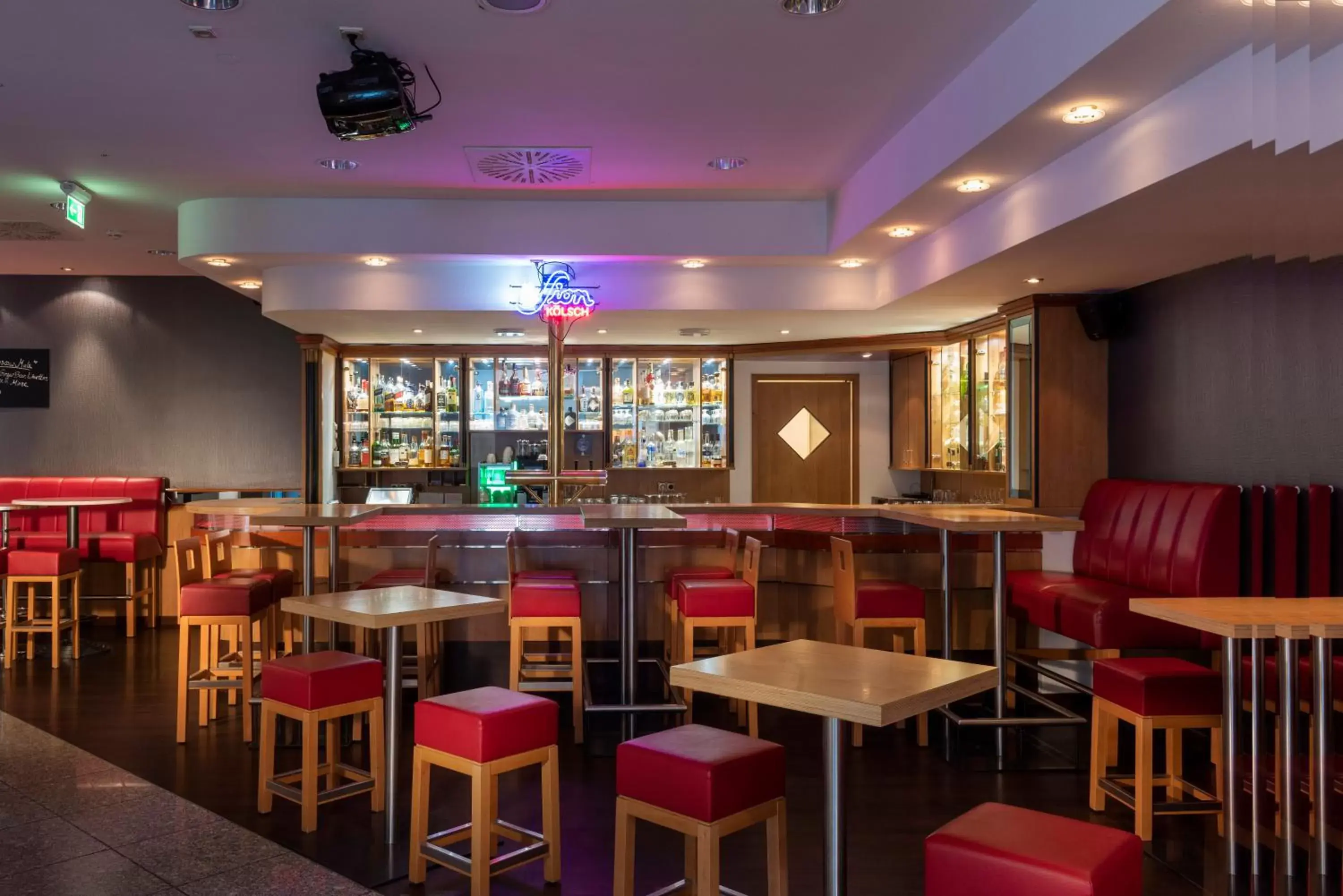 Lounge or bar, Restaurant/Places to Eat in Holiday Inn Frankfurt Airport - Neu-Isenburg, an IHG Hotel