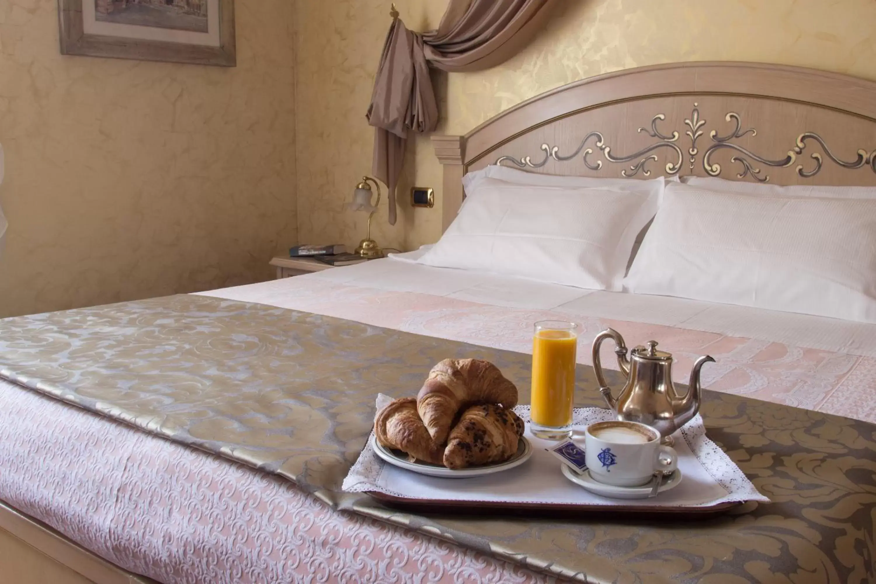 Food, Bed in Hotel Colomba d'Oro