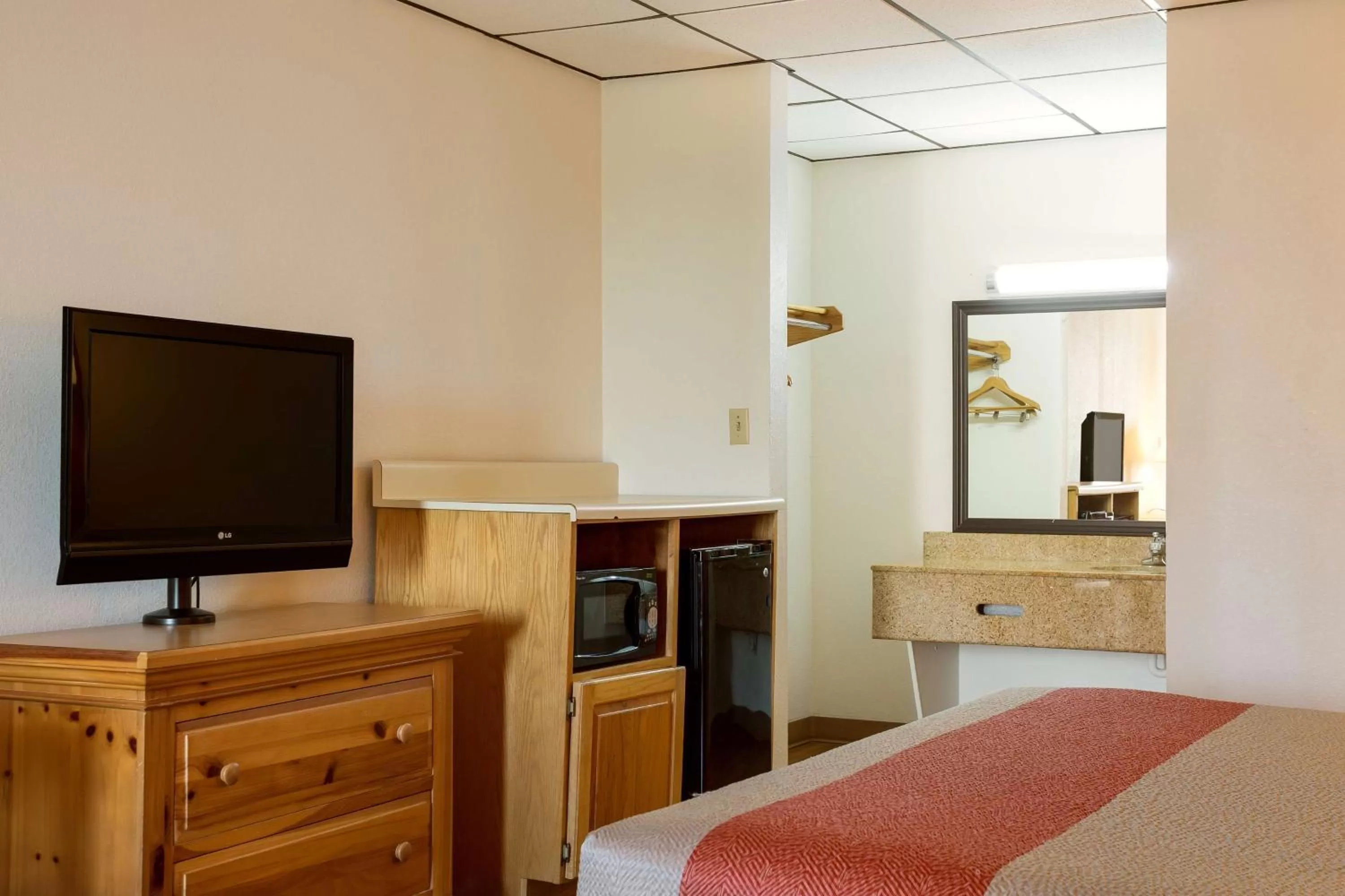 TV and multimedia, Bed in Motel 6-Clarksville, TN