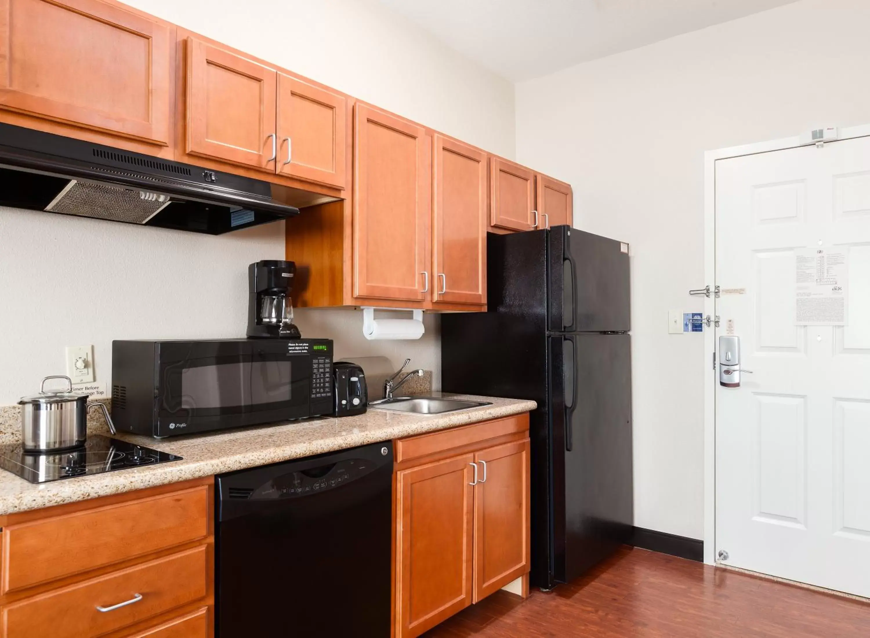 Photo of the whole room, Kitchen/Kitchenette in Candlewood Suites Lake Jackson, an IHG Hotel